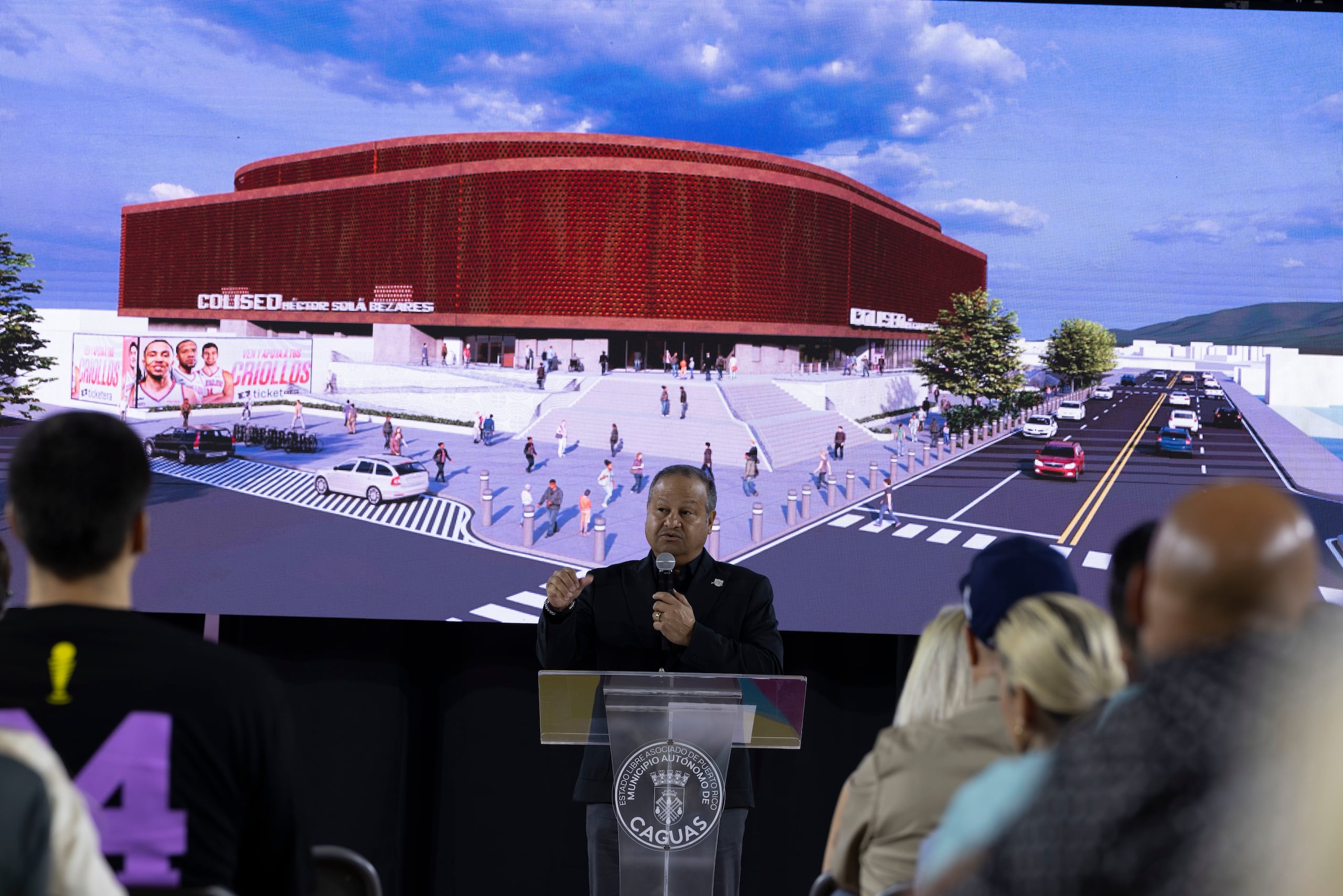 El alcalde William E. Miranda Torres ofrece detalles sobre la reconstrucción del nuevo coliseo Héctor Solá Bezares.