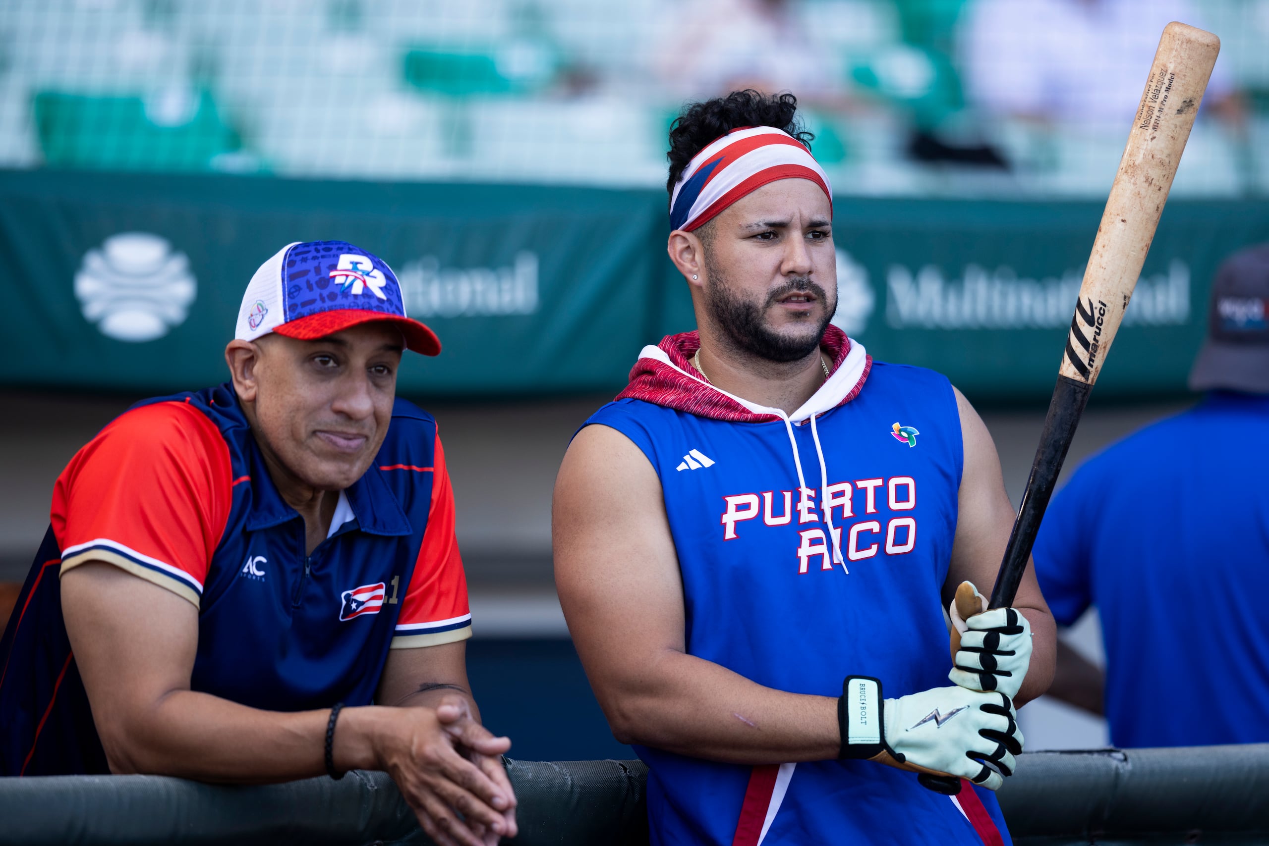 Vimael Machín junto al gerente general de los Criollos de Puerto Rico, Carlos Berroa, durante una práctica en el Estadio Hiram Bithorn.