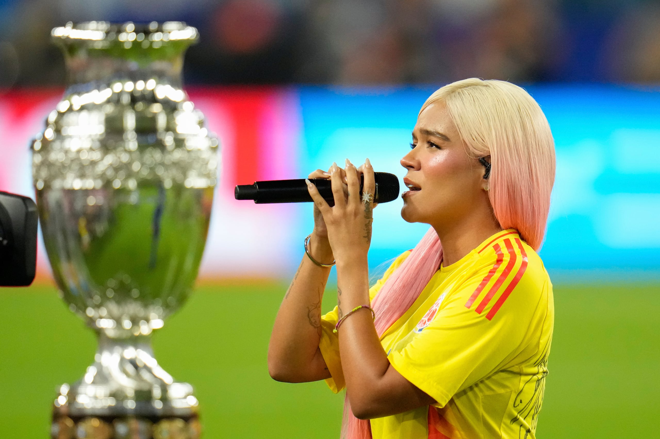 La cantante colombiana Karol G canta su himno nacional antes de la final de la Copa América de fútbol entre Argentina y Colombia en Miami Gardens, Florida.