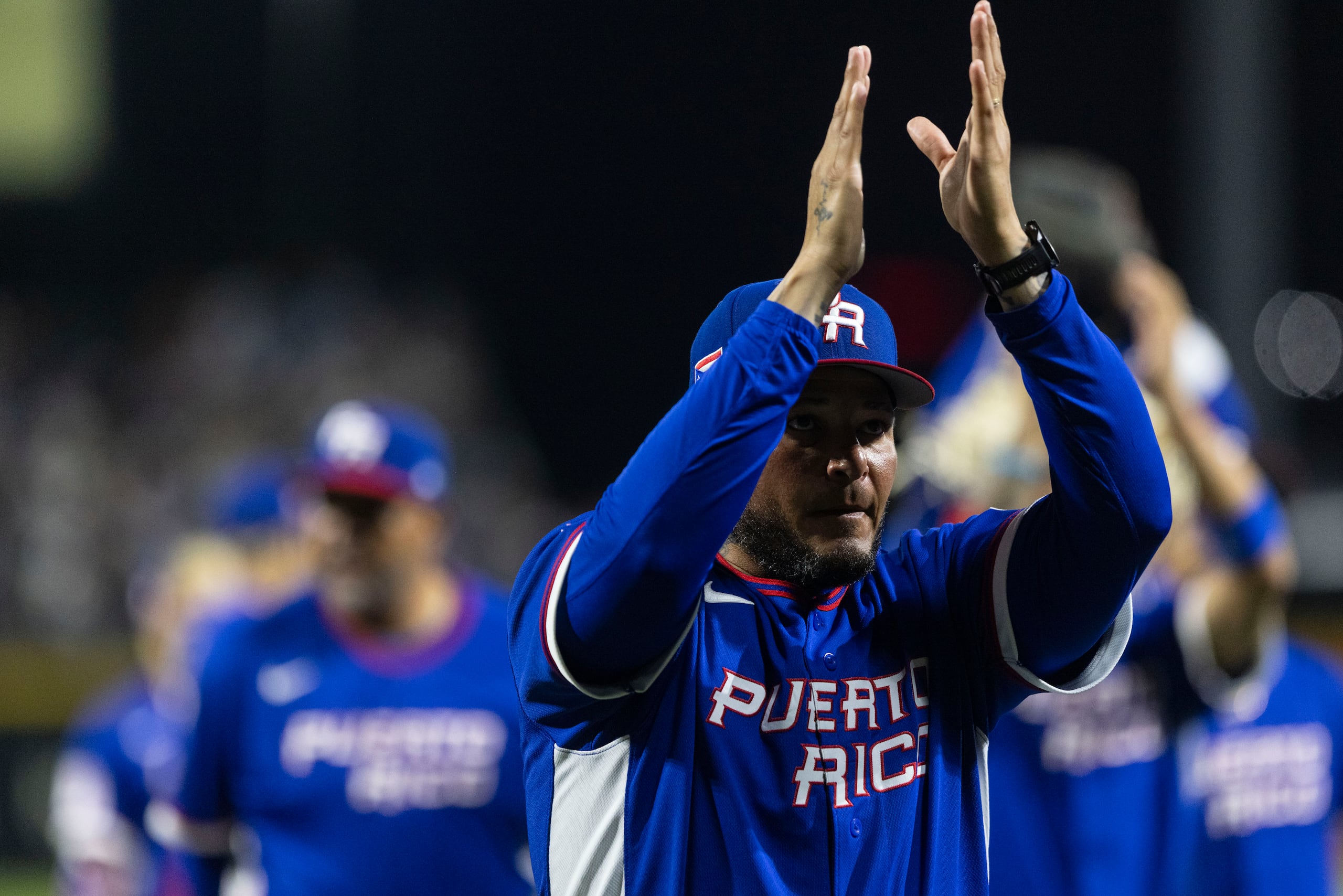 Yadier Molina, dirigente de Puerto Rico, aplaude hacia el público luego de la victoria sobre Colombia.