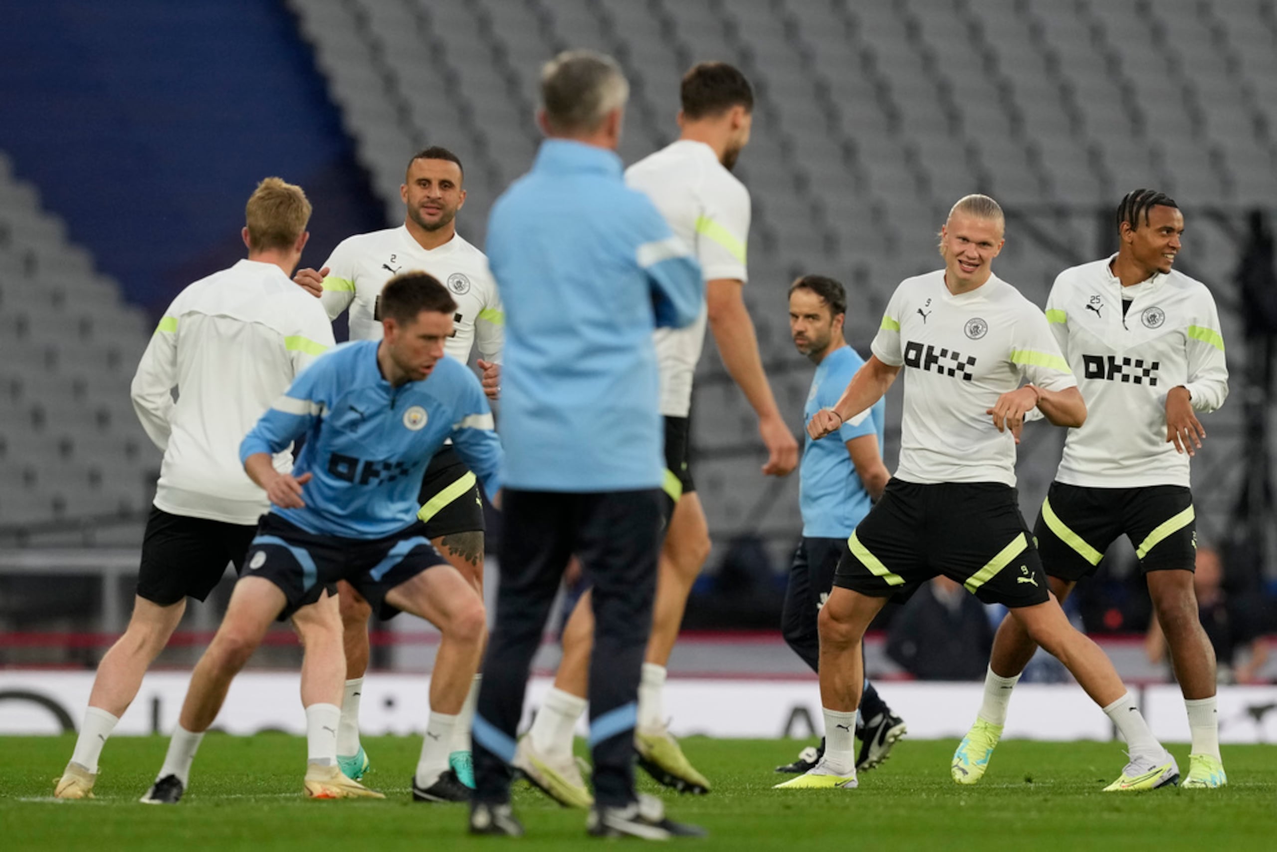 Erling Haaland y Manuel Akanji entrenan en el Ataturk Olympic Stadium en Estambul, Turquía, en preparación para el juego final de la Champions.