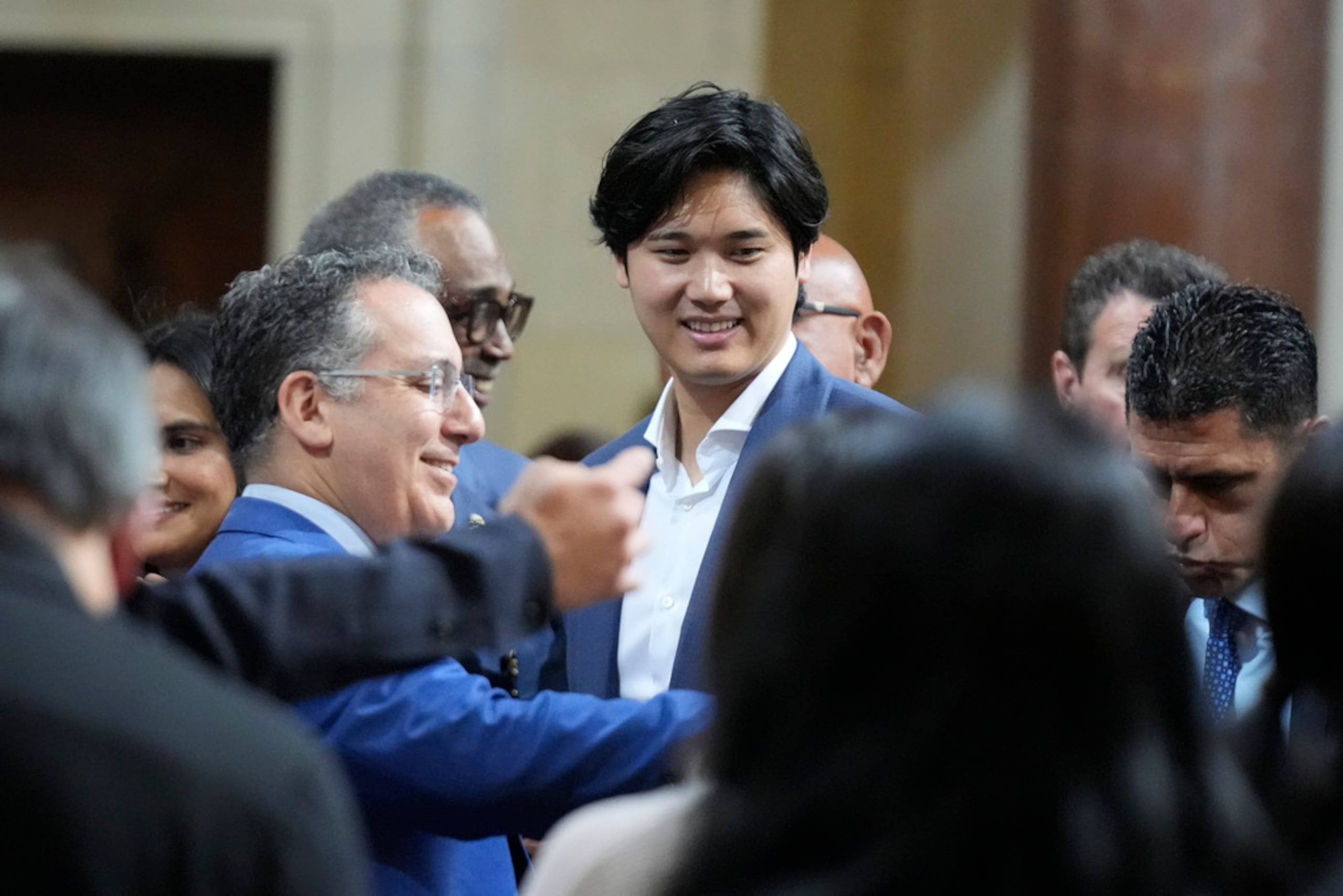 Shohei Ohtani compartió con oficiales durante una reunión del consejo en Los Ángeles.