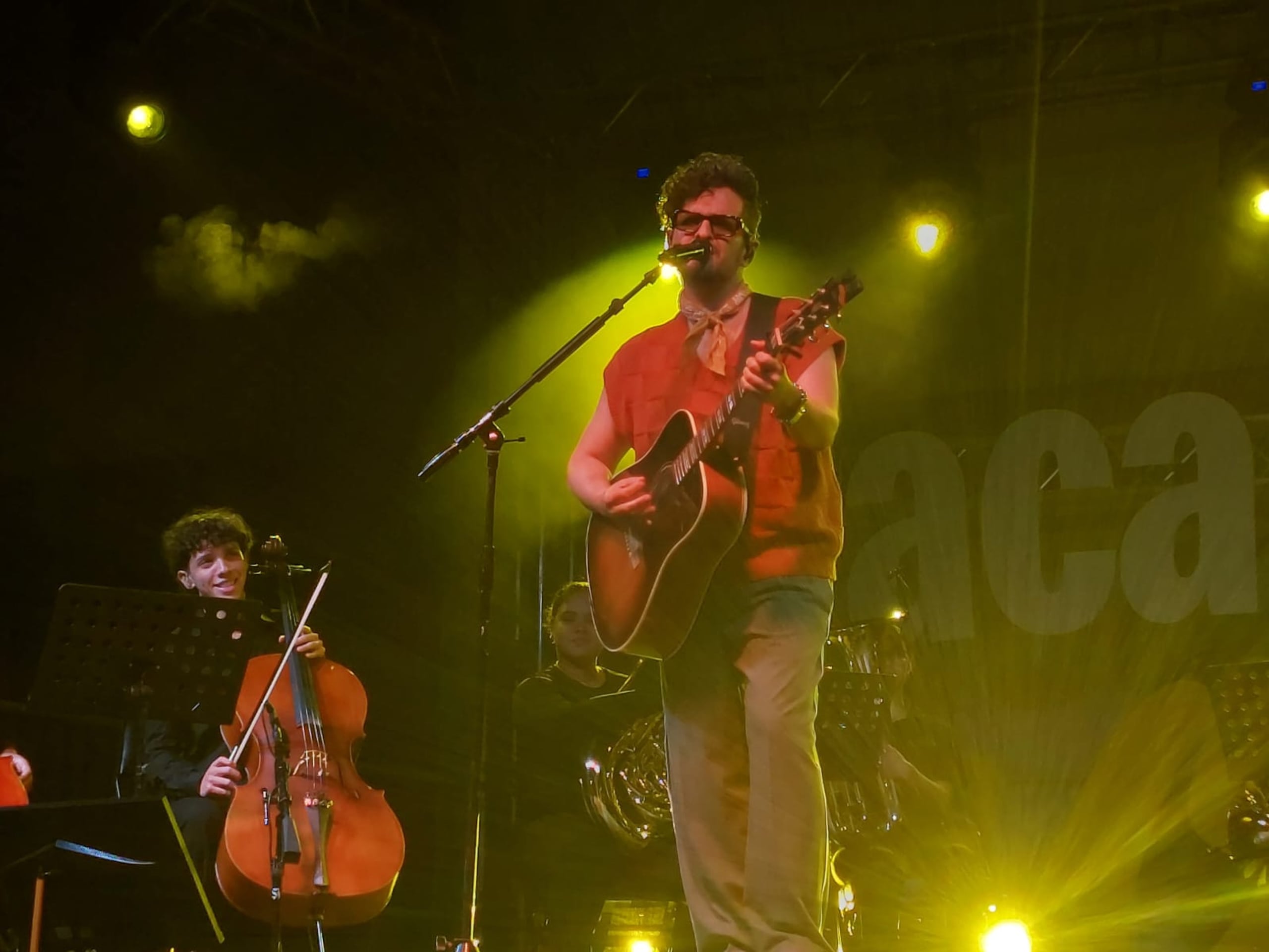 Tommy Torres en el Coliseíto Pedrín Zorrilla, en San Juan, como parte de la presentación de la campaña “Saca tu encanto” de de McDonald's.