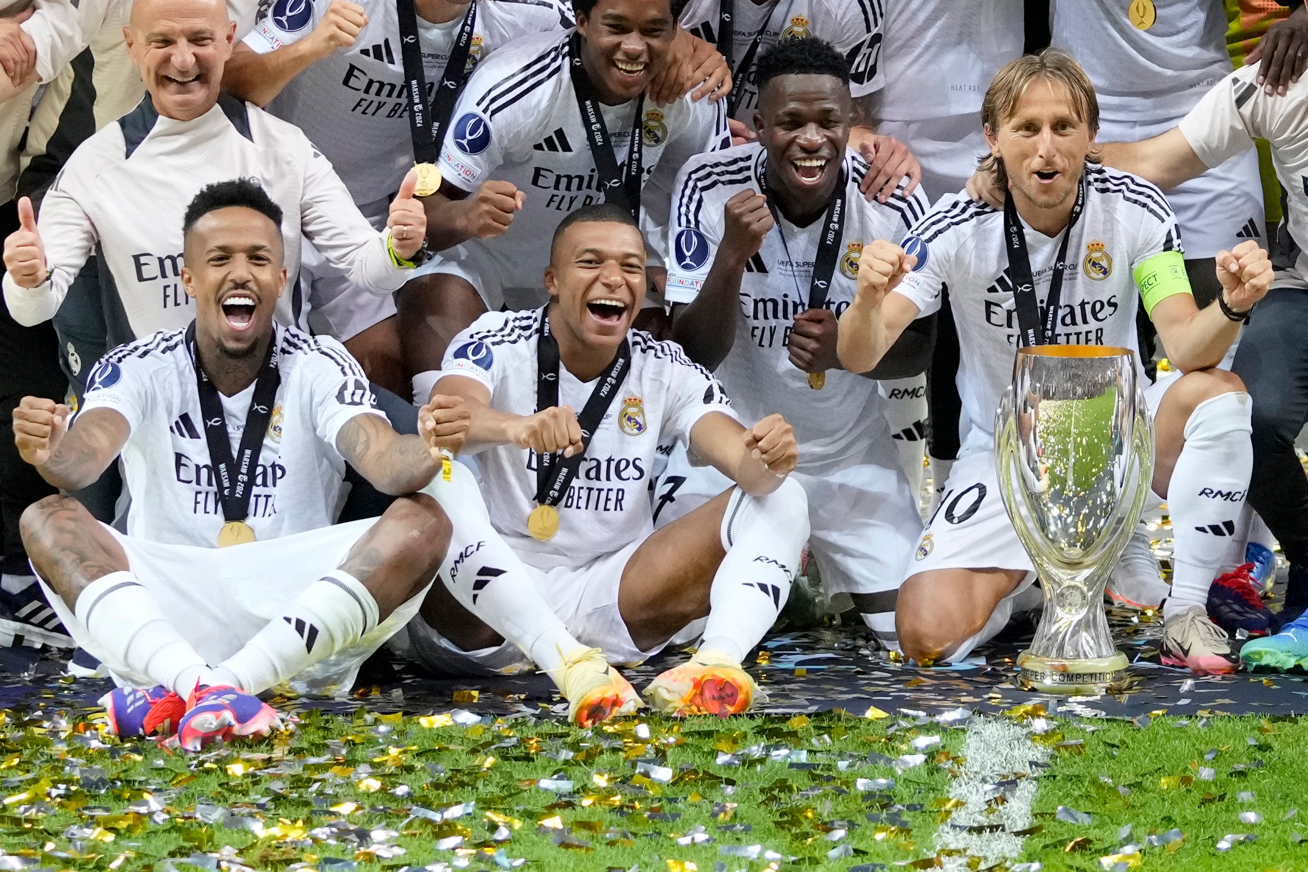 Eder Militao, Kylian Mbappé, Vinicius Junior y Luka Modric del Real Madrid posan con el trofeo después de ganar el partido de fútbol de la Final de la Supercopa de la UEFA entre el Real Madrid y el Atalanta en el estadio Narodowy en Varsovia, Polonia, el miércoles 14 de agosto de 2024. El Real Madrid ganó 2-0. (AP Foto/Darko Bandic)