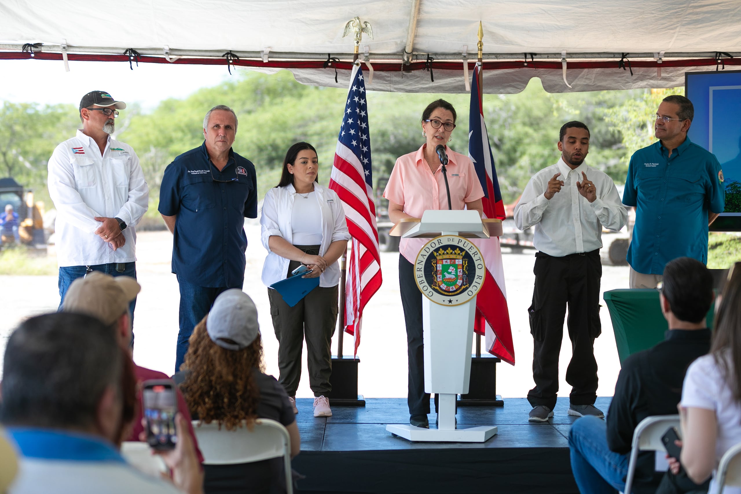 En el Centro Interpretativo de las Salinas de Cabo Rojo el gobernador Pedro Pierluisi firmo acuerdos de colaboracion con el municipio de Cabo Rojo (bajo el alcalde Jorge Morales Wiscovitch ) y con Protectores de Cuencas y el DRNA para mitigar danos en el area de las salinas. En la foto y al centro, Shannon Estenoz.
