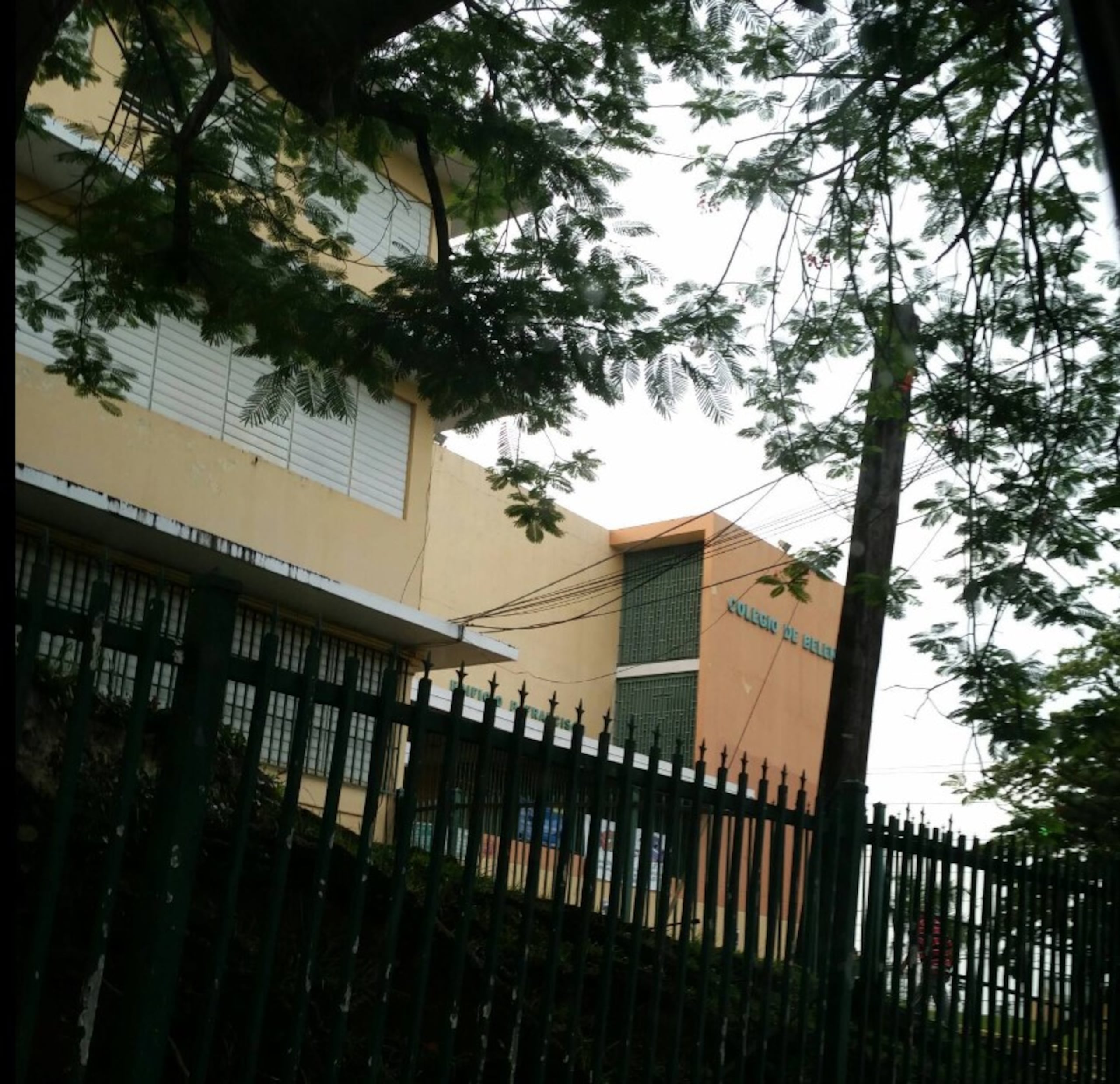 Según Damaris Nolasco, directora de la Oficina de Licenciamiento de Instituciones Educativas del Departamento de Estado, en el Colegio Nuestra Señora del Belén “hicieron su solicitud a tiempo de registro para este año y se aprobó. Era un colegio que estaba en cumplimiento, nos sorprendió”.