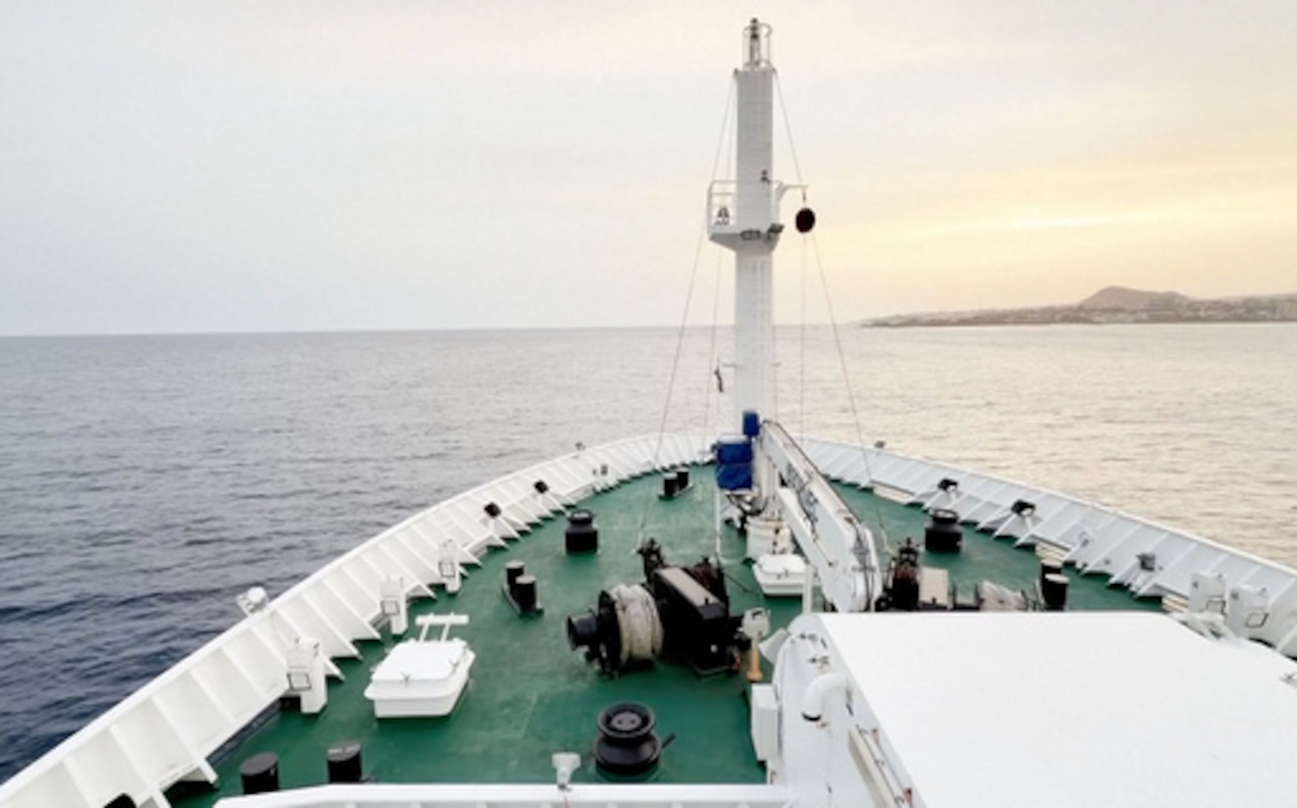 El MV Hondius, un crucero de bandera holandesa que transportaba a casi 150 personas, permanece frente a Cabo Verde el lunes 4 de mayo de 2026 tras la muerte de tres pasajeros y la grave enfermedad de varios otros en un presunto brote de hantavirus. (Qasem Elhato vía AP)