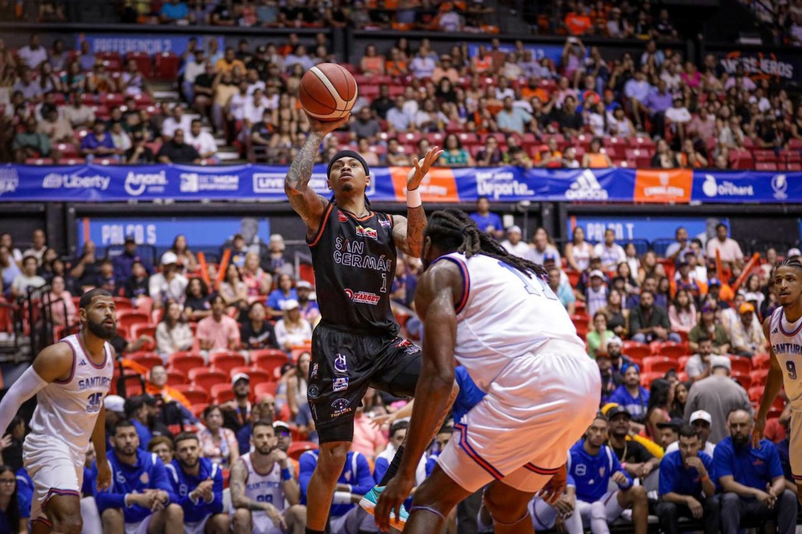 Nate Mason se eleva en un intento de anotar contra Kenneth Faried.