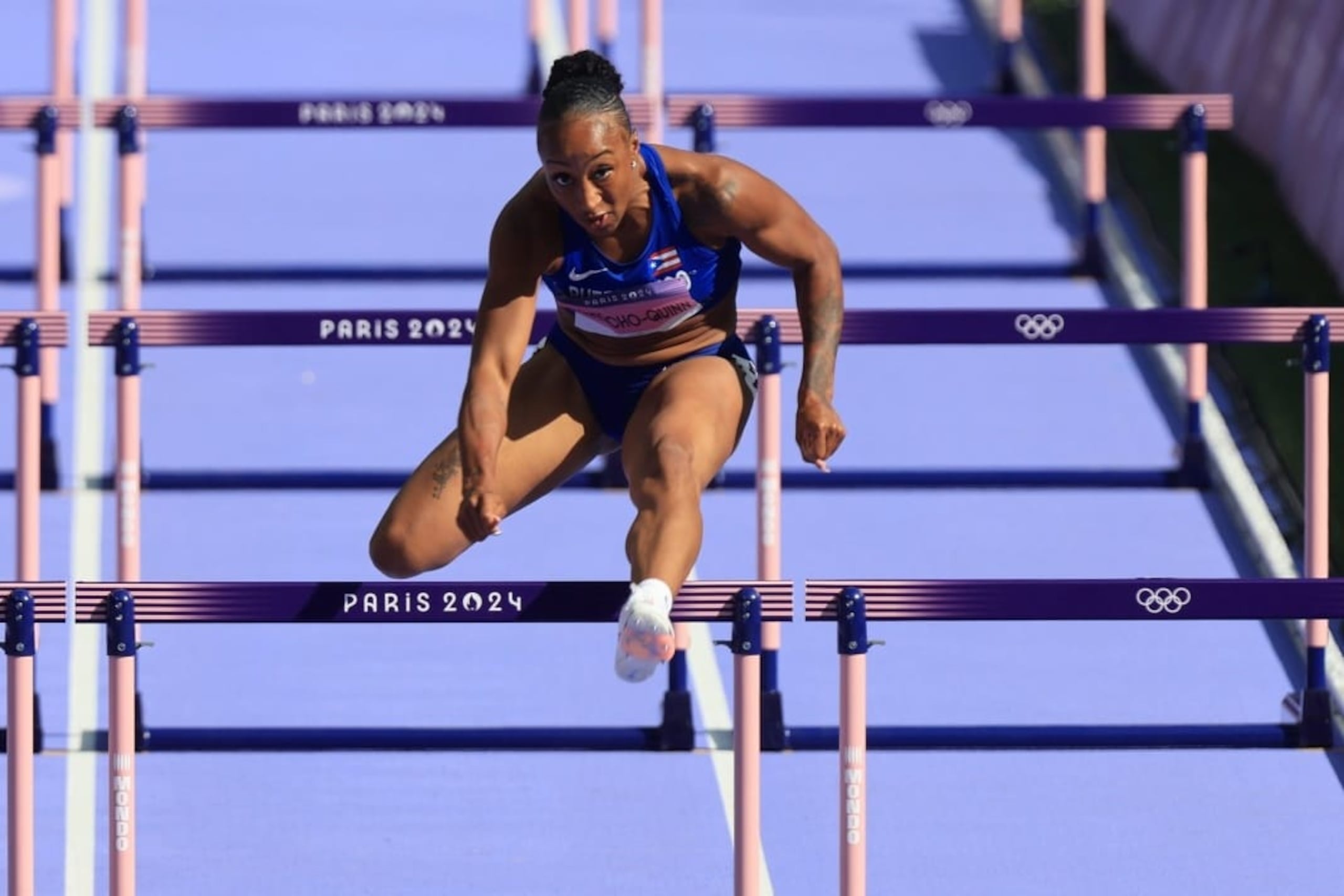 Jasmine Camacho-Quinn salta una valla durante la carrera preliminar de los Juegos Olímpicos de París 2024.