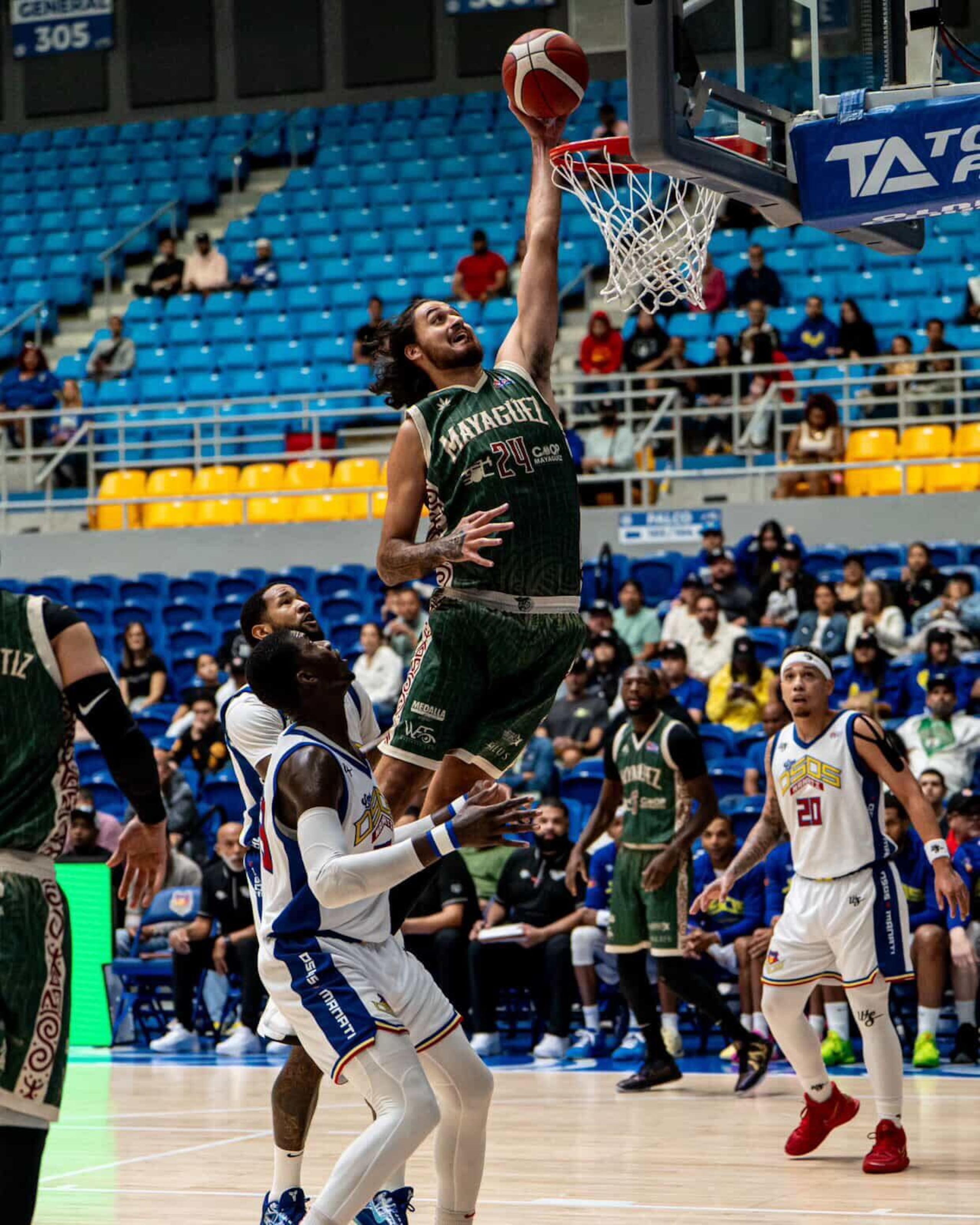 Tyrell Harrison, de los Indios de Mayagüez, donquea el balón en el juego contra los Osos de Manatí.