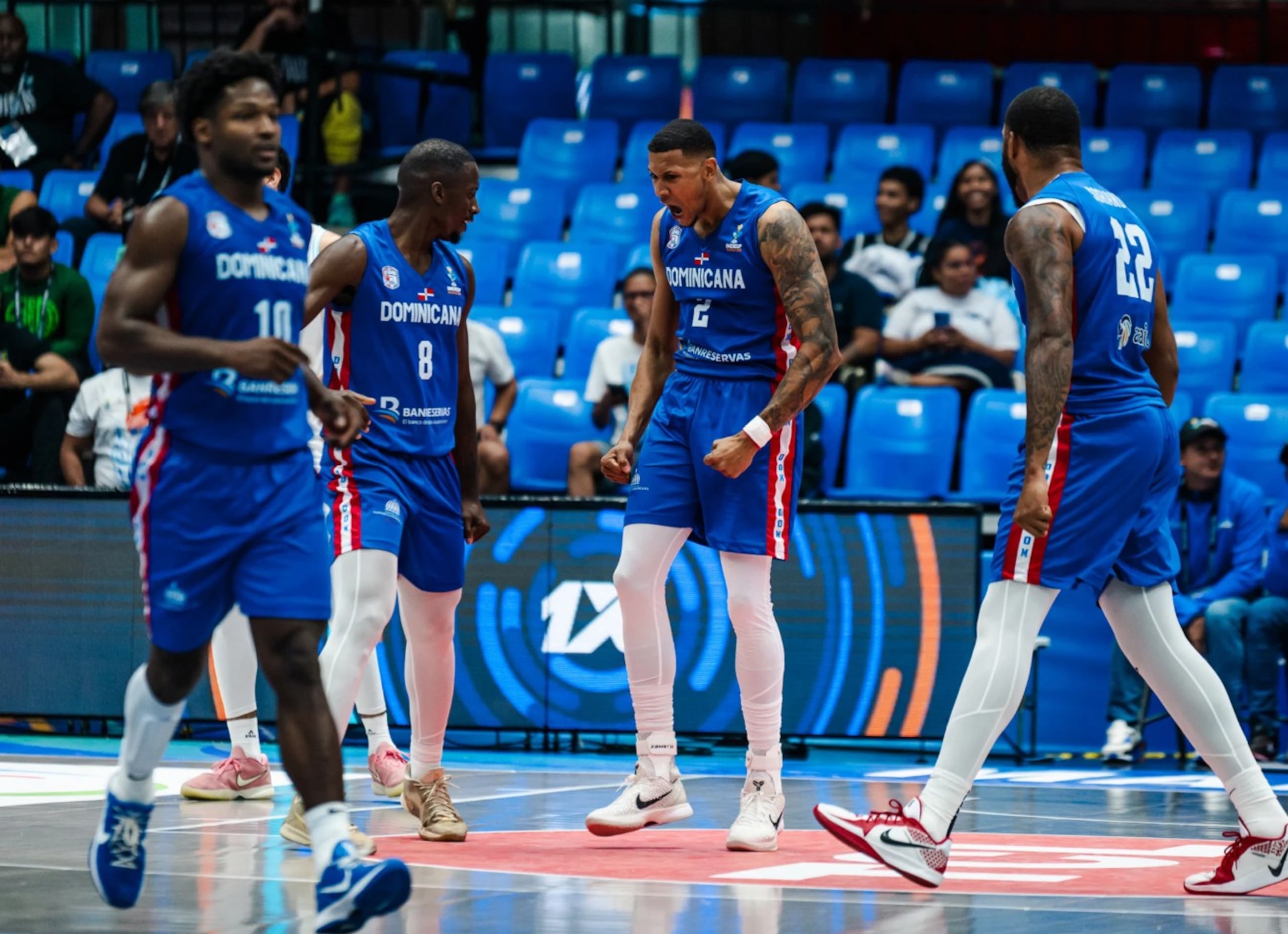Los jugadores de República Dominicana celebran un buen momento del partido. (FIBA)