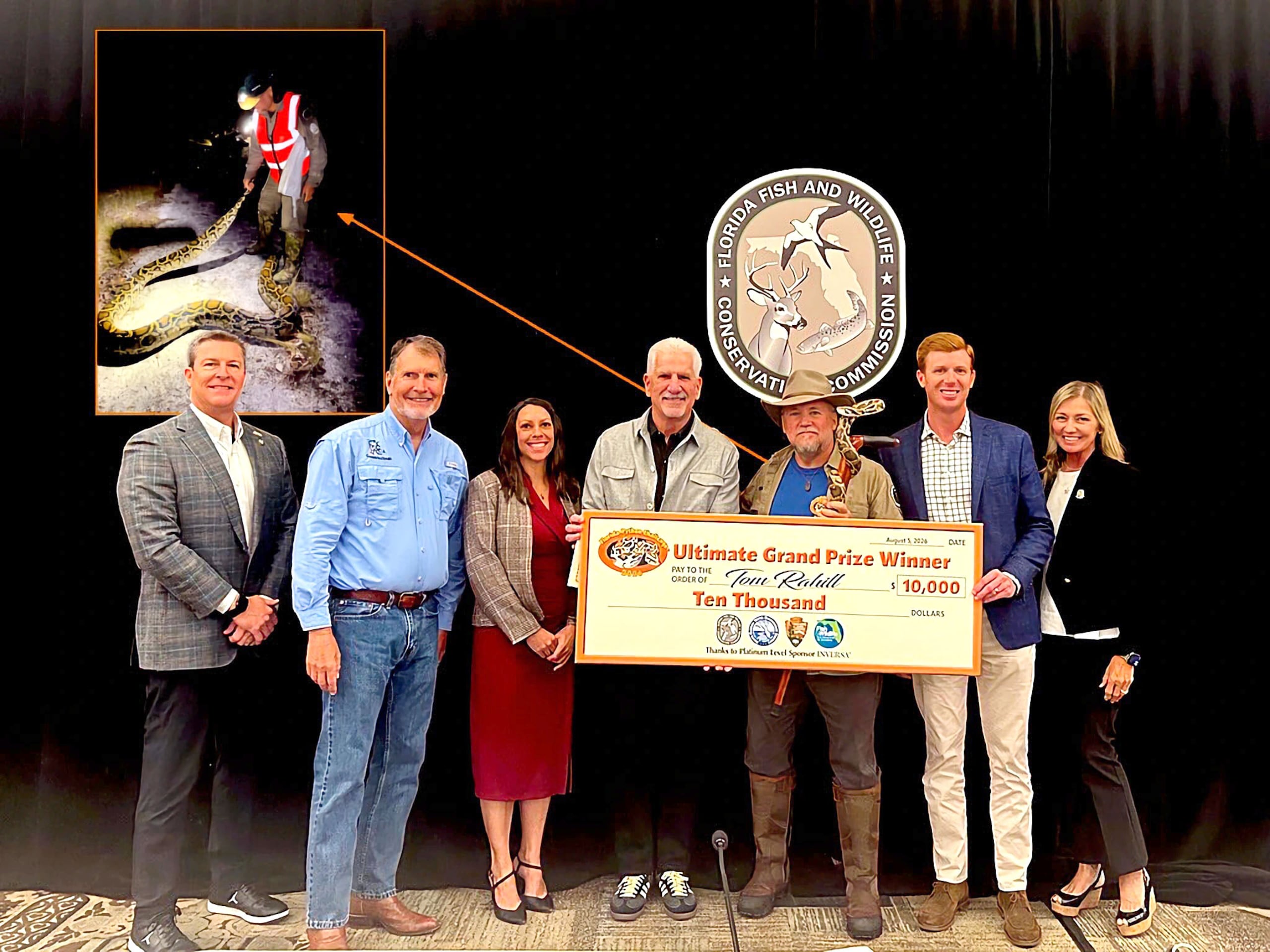 Tom Rahill (tercero a la derecha) sosteniendo el cheque de $10,000 por haber retirado el mayor número de pitones, con 96 ejemplares, durante el concurso “Florida Python Challenge” en el Parque Nacional de los Everglades.