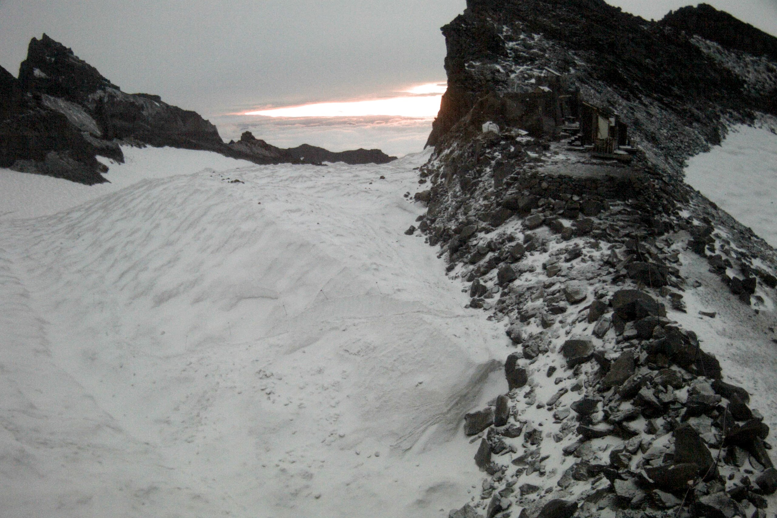 El Servicio Nacional de Meteorología agregó que posiblemente caería más nieve ligera en la cresta de la Sierra Nevada, en California.