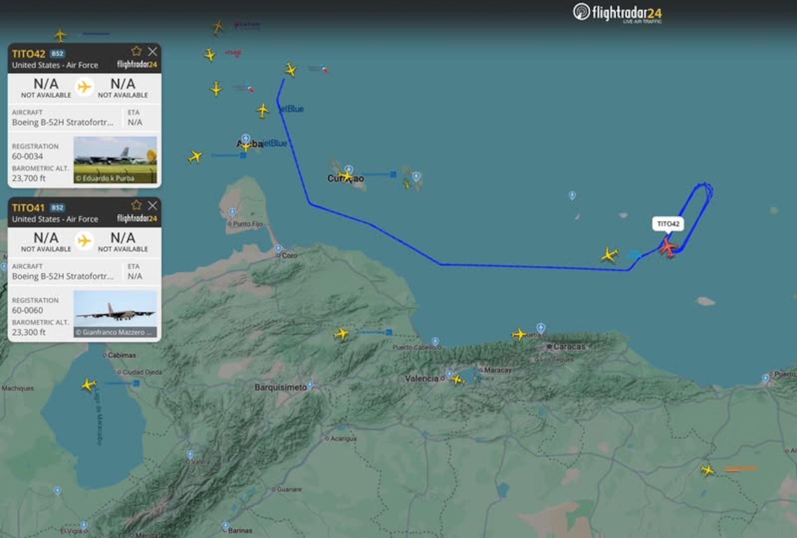 Sitios web públicos de seguimiento de vuelos mostraron un par de aviones de combate F/A-18 de la Marina de Estados Unidos volando sobre el Golfo, un cuerpo de agua delimitado por Venezuela y de solo unas150 millas en su punto más ancho, y pasando más de 30 minutos volando sobre el agua.