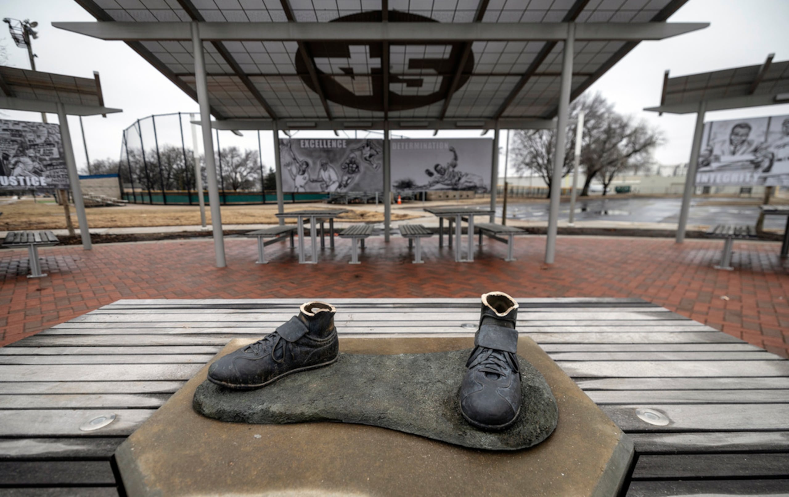 Una estatua de bronce del legendario pionero jugador del béisbol Jackie Robinson fue robada de un parque público en Wichita, Kansas.