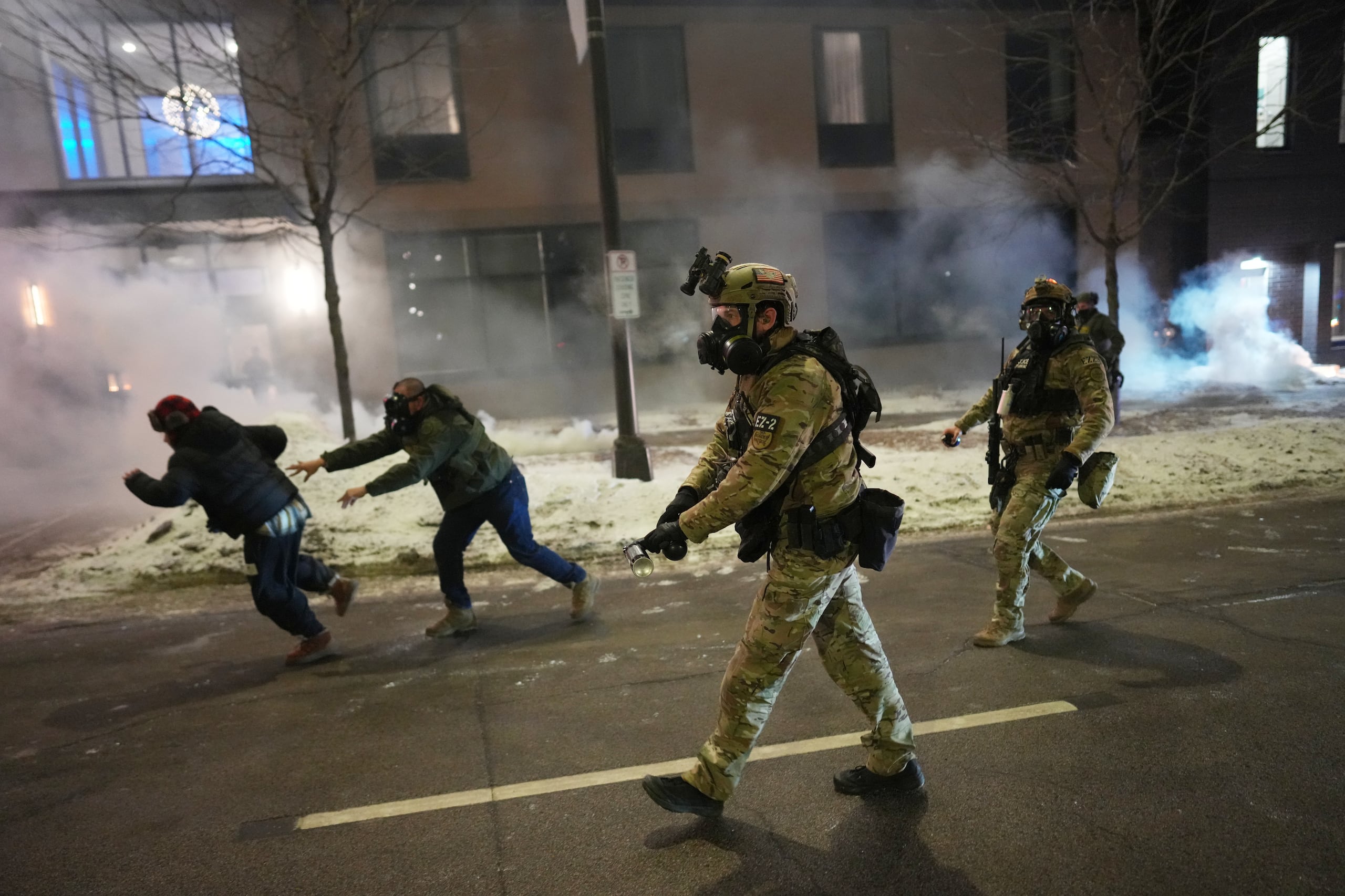 Agentes federales usan gases lacrimógenos para dispersar a manifestantes durante una protesta en contra de las operaciones federales de inmigración, el domingo 25 de enero de 2026, en Minneapolis, Minnesota. (AP Foto/Adam Gray)
