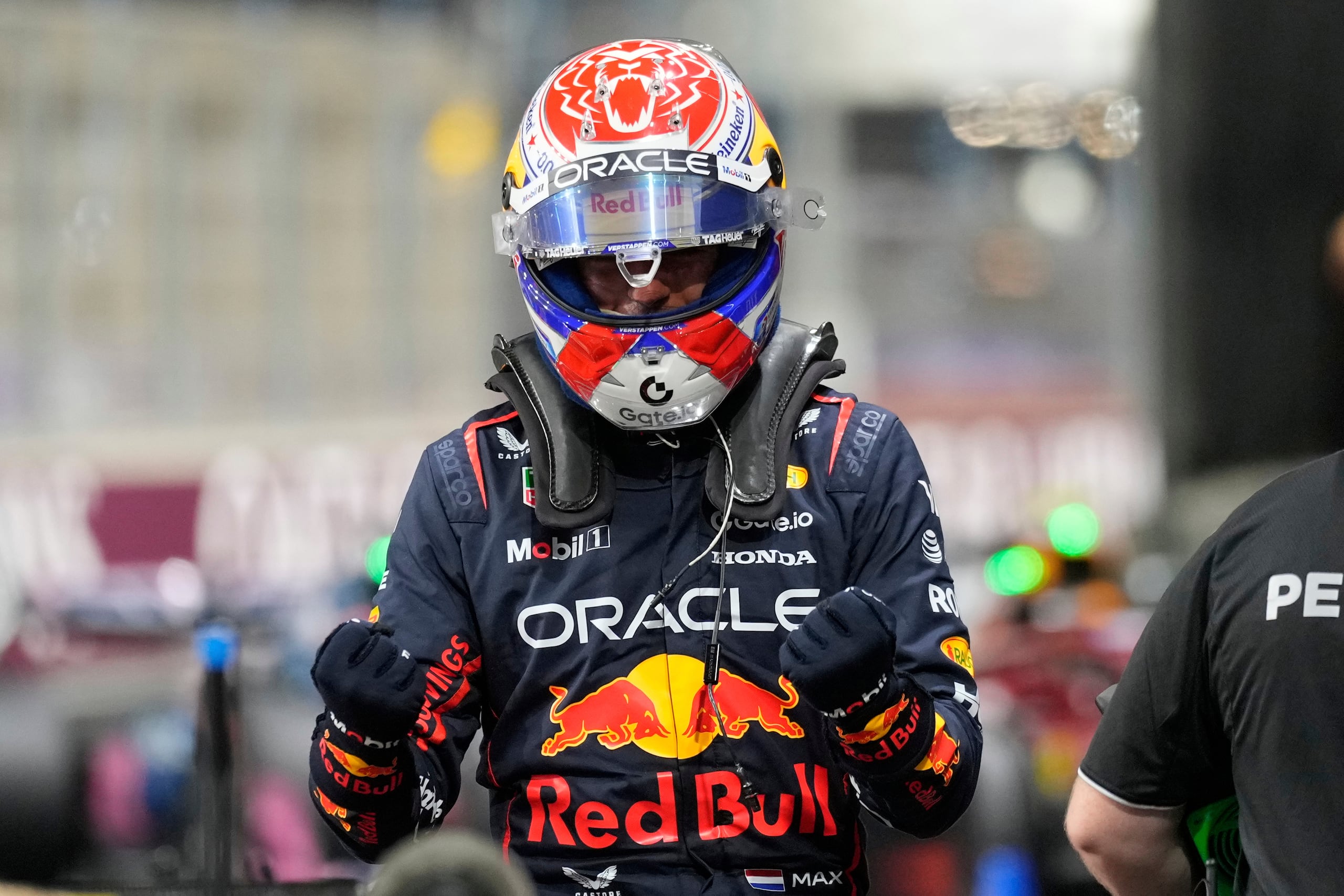Max Verstappen, piloto de Red Bull, celebra después de ganar la pole en Arabia Saudita.