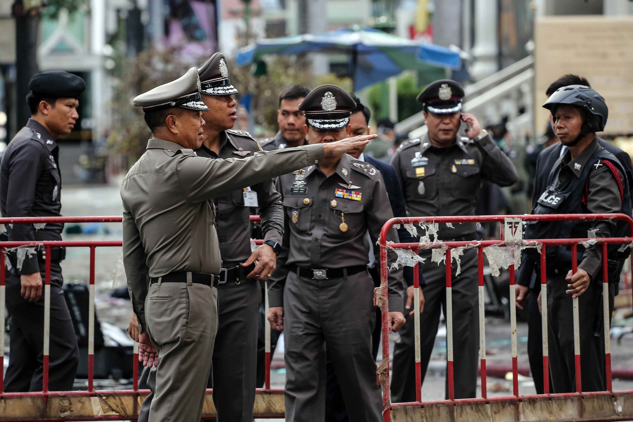 El vocero de la policía dijo que el sospechoso es visto en un video de seguridad que muestra a alguien con una camiseta azul lanzando una bolsa al agua cerca de un concurrido muelle poco después de la explosión en el templo Erawan. (Bloomberg)