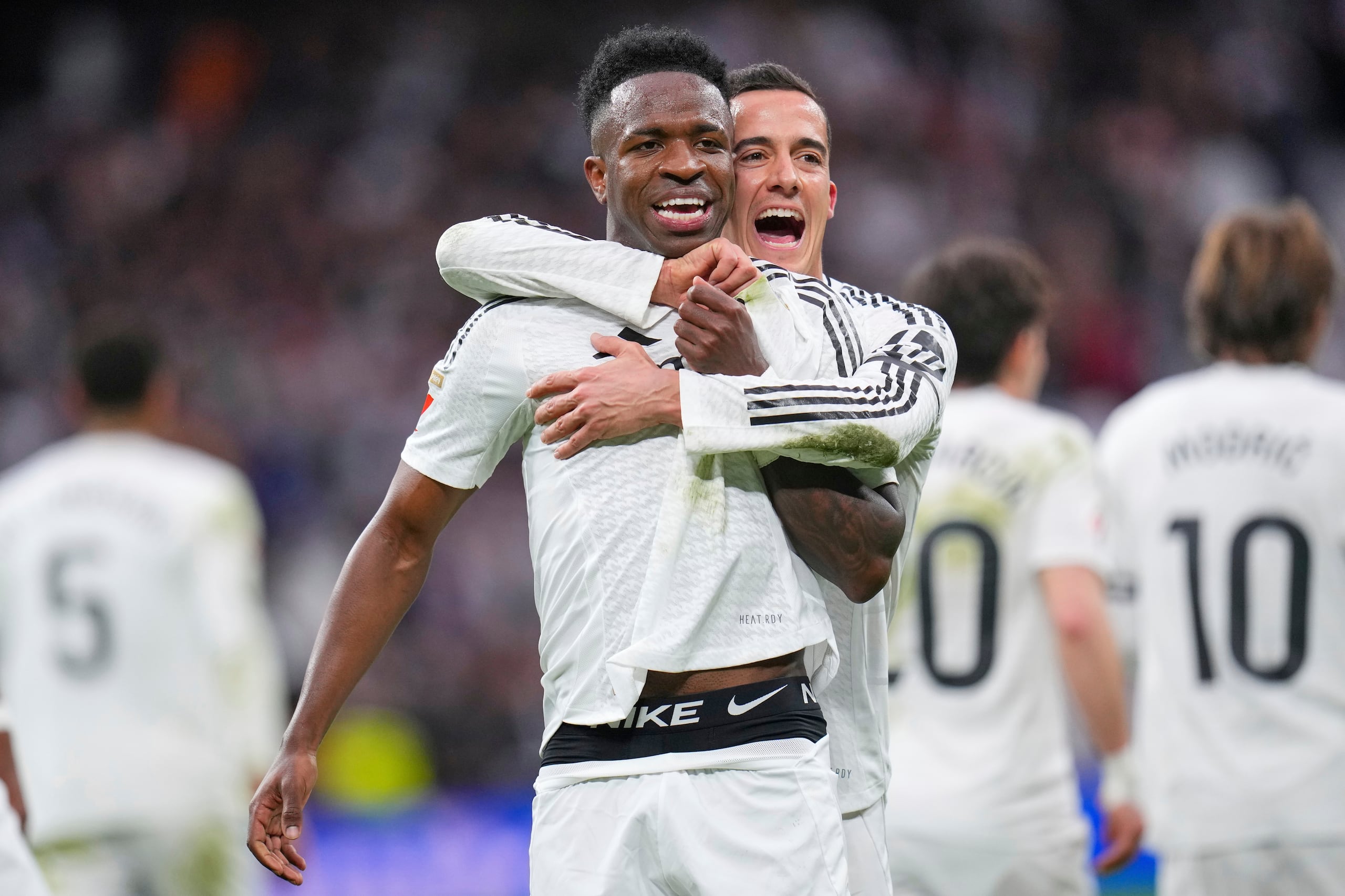 Vinicius Junior y Lucas Vázquez celebran el segundo gol del Real Madrid en el partido.
