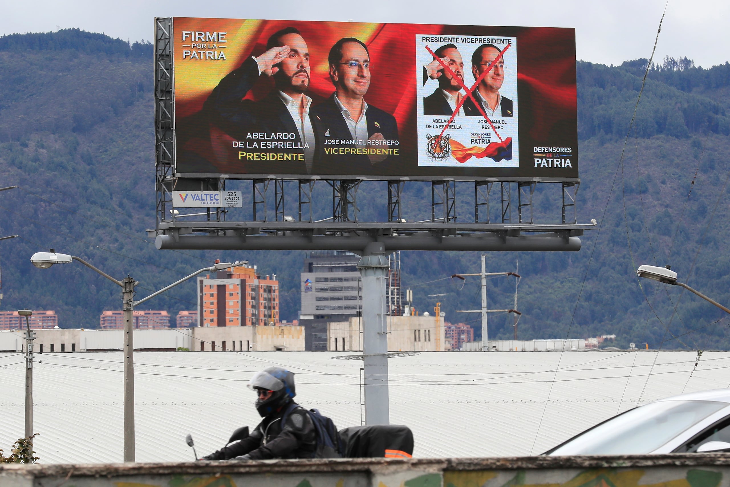 De los 40,007,312 colombianos habilitados para votar mañana en el país, 20.5 millones son mujeres y 19.4 millones, hombres.