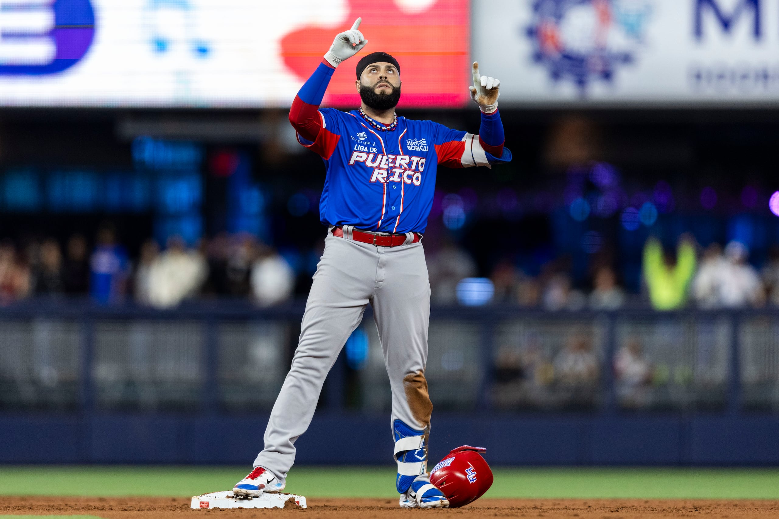 Emmanuel Rivera festeja tras pegar un doble en la Serie del Caribe.
