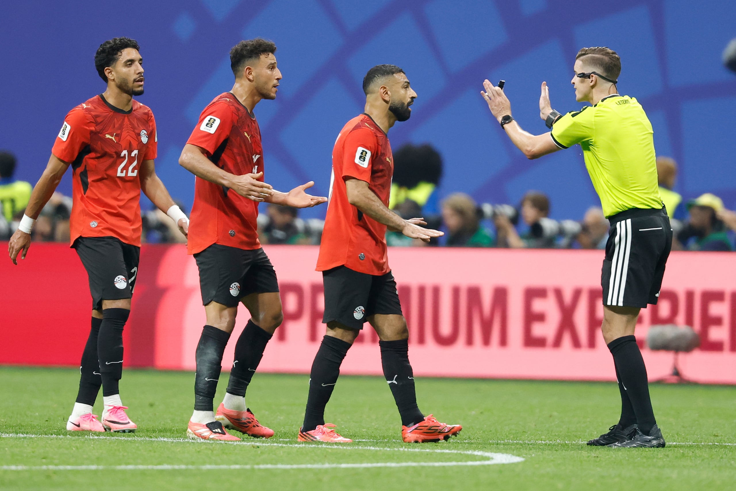El egipcio Mohamed Salah le reclama al árbitro francés Francois Letexier durante el partido contra Argentina en los octavos de final del Mundial.