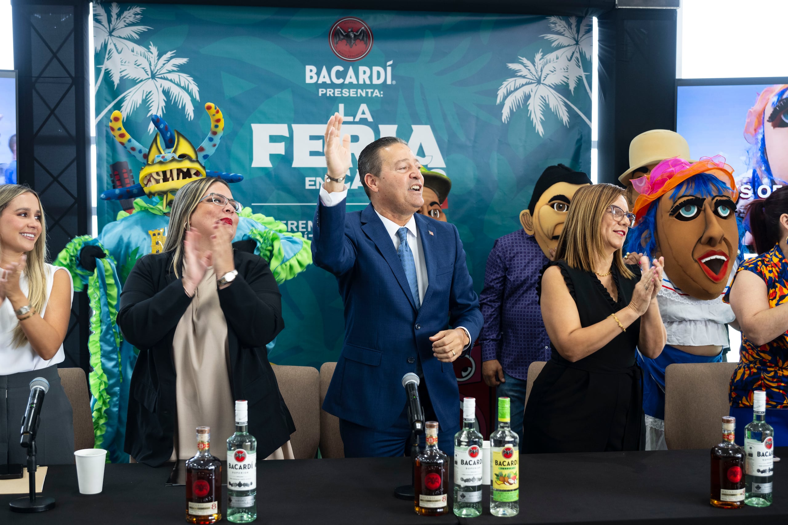 El ejecutivo municipal llegó al Centro de Convenciones Miguel Santiago Ocasio, al en compañía de pleneros, cabezudos y vejigantes, para anunciar el regreso del festín.