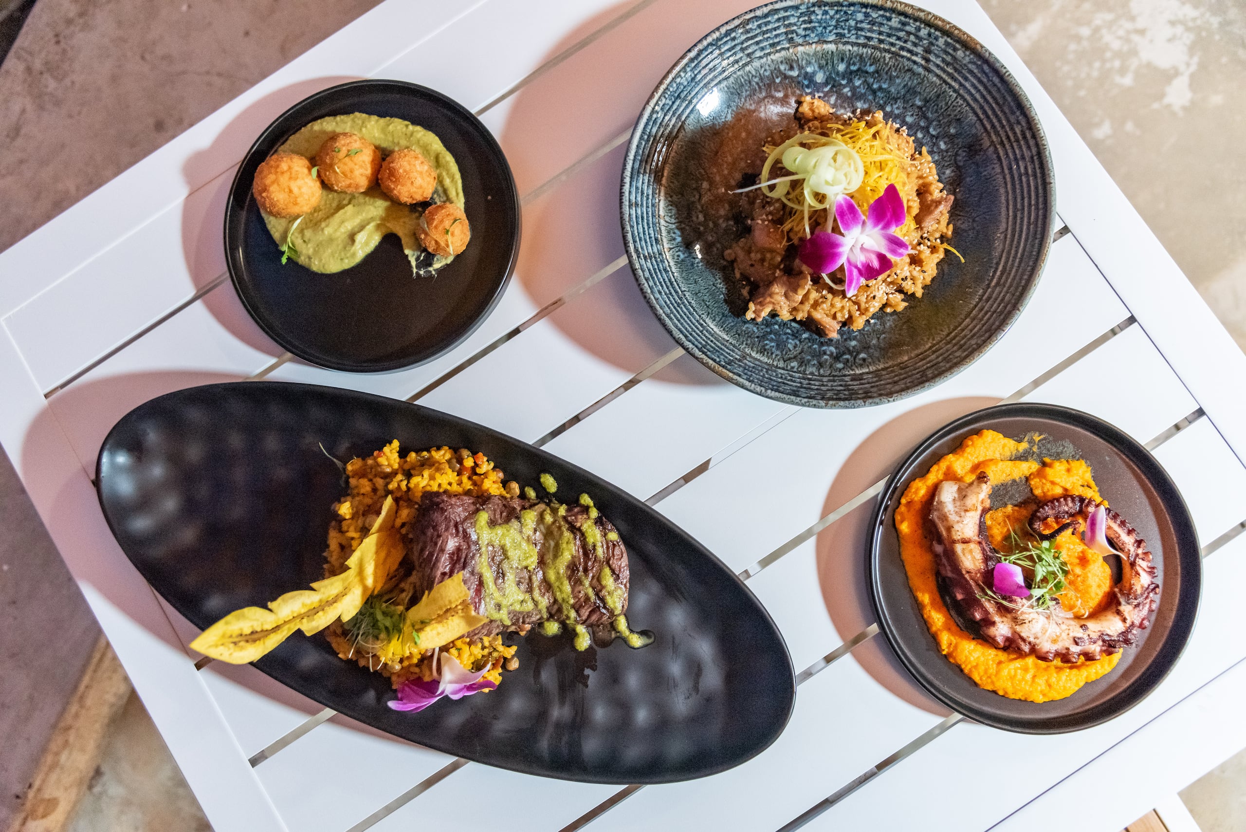 El restaurante, consciente de su clientela exigente, ofrece una experiencia que trasciende el mero acto de comer.