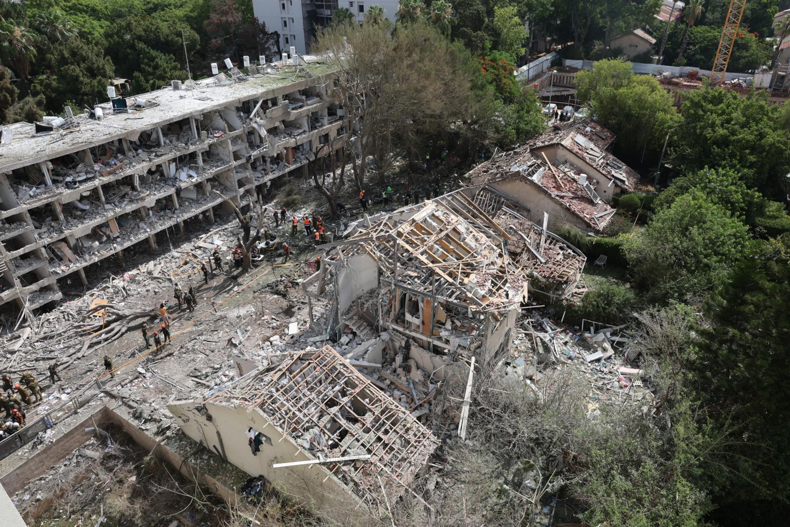 Equipos de emergencia israelíes trabajan en el lugar del ataque con misiles iraníes contra un complejo residencial en Tel Aviv, Israel.