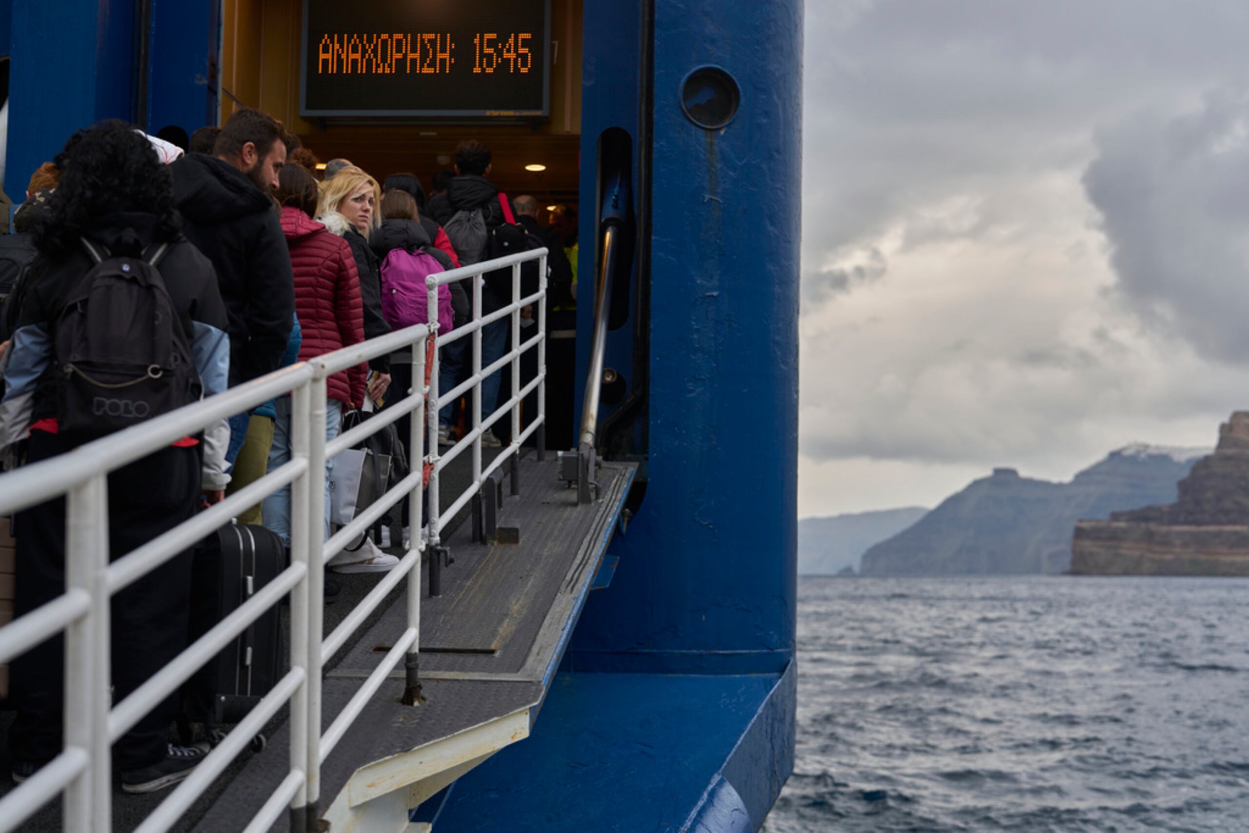Los pasajeros abordan un ferry con destino al continente griego, en la isla griega de Santorini afectada por el terremoto, el 4 de febrero de 2025.