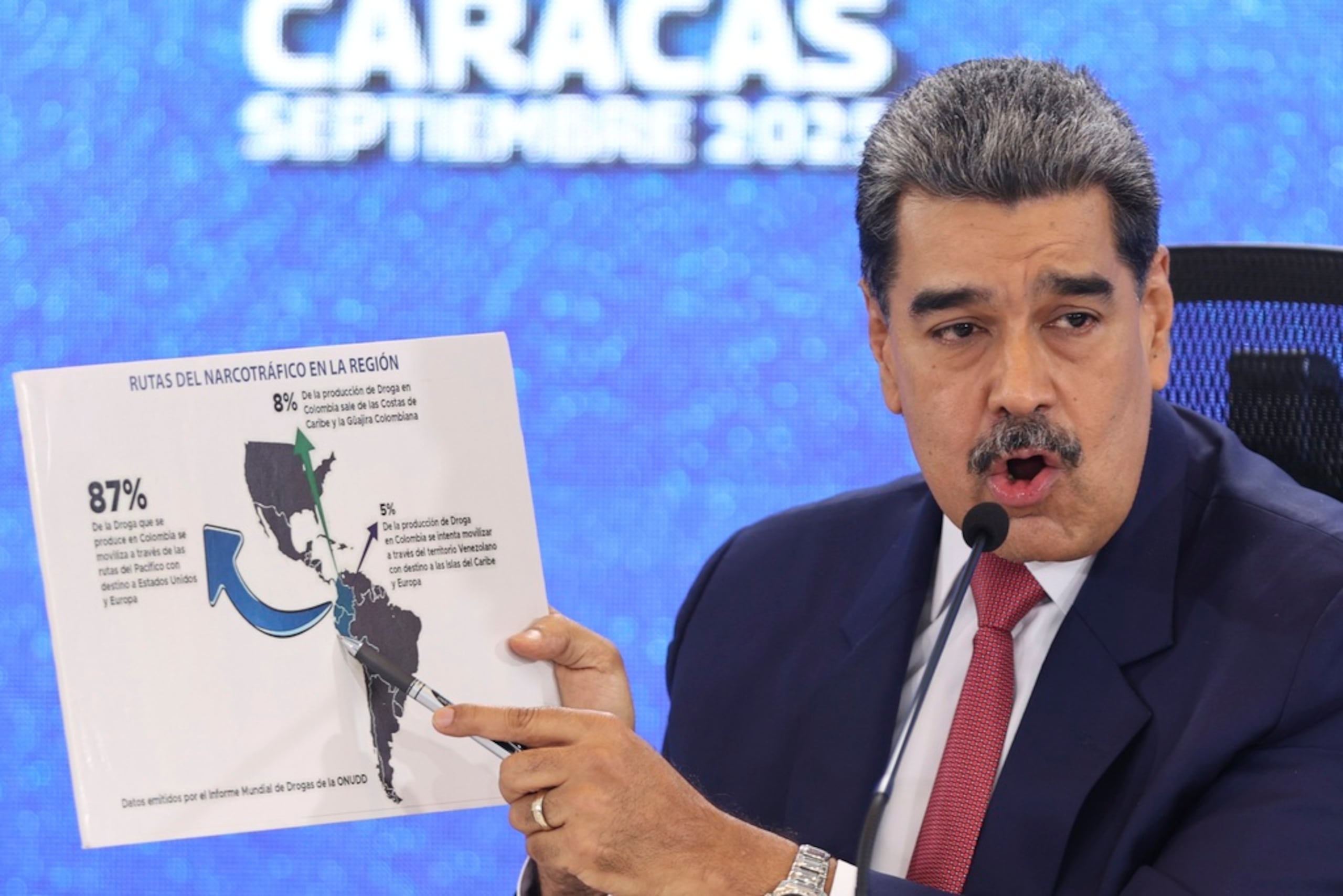 El presidente venezolano Nicolás Maduro señala un mapa de América durante una conferencia de prensa en Caracas, Venezuela, el 15 de septiembre de 2025.