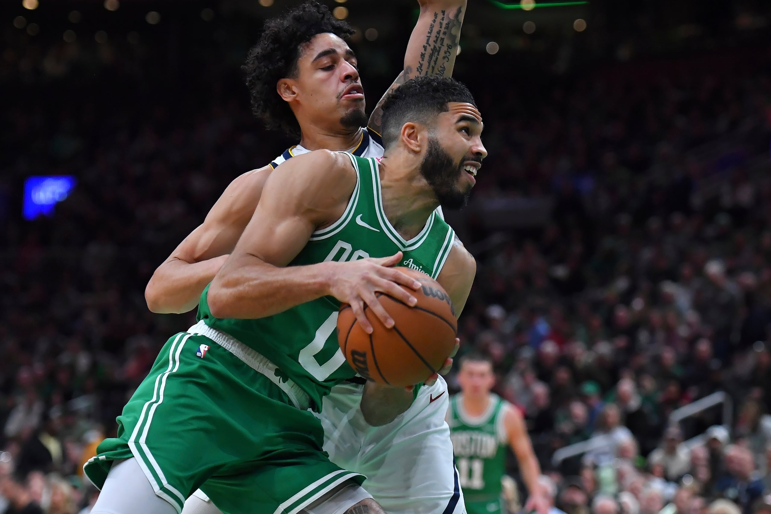 Julian Strawther defendiendo a Jayson Tatum durante el juego entre Denver y Boston, el domingo, 2 de marzo.