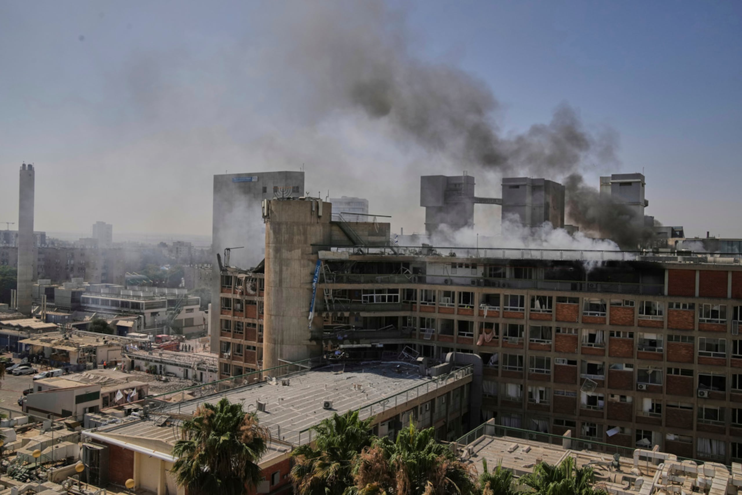 El humo se eleva desde un edificio del complejo hospitalario Soroka tras ser alcanzado por un misil lanzado desde Irán en Beerseba, Israel, el 19 de junio de 2025.