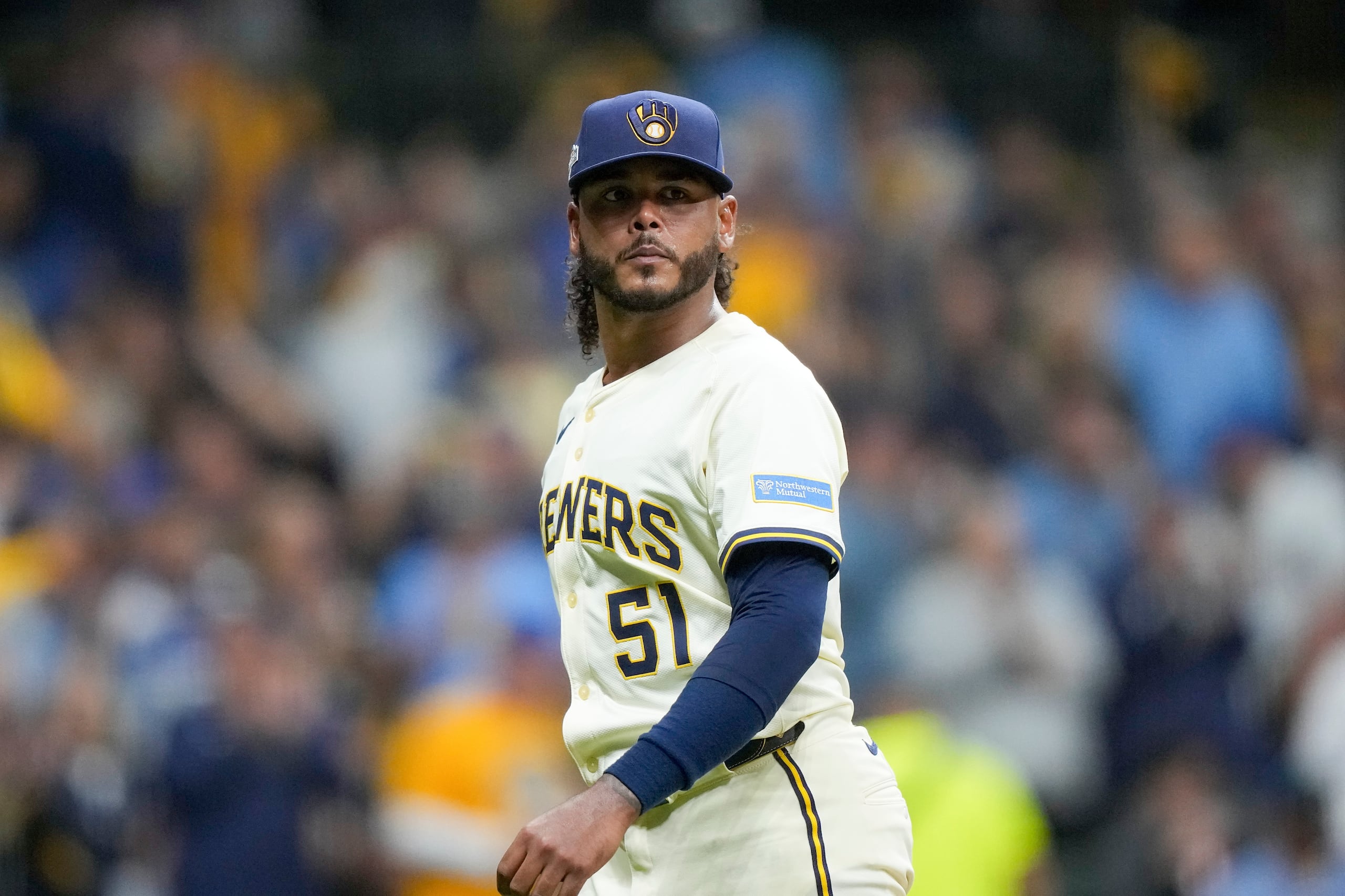 El dominicano Freddy Peralta en uniforme de los Brewers de Milwaukee durante la temporada 2025 de MLB.