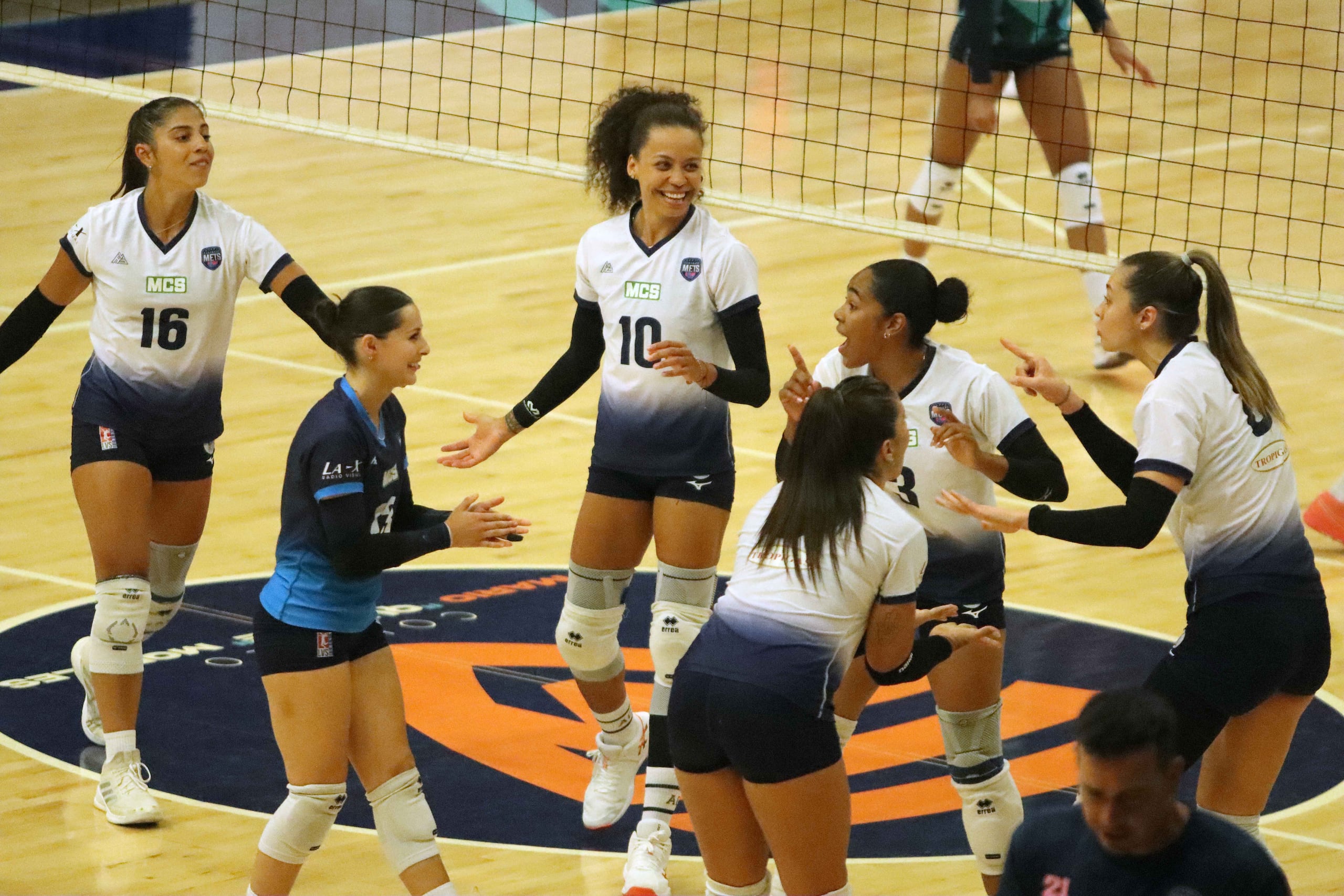 La semifinal A entre las Mets y Criollas está igualada a uno por bandos.