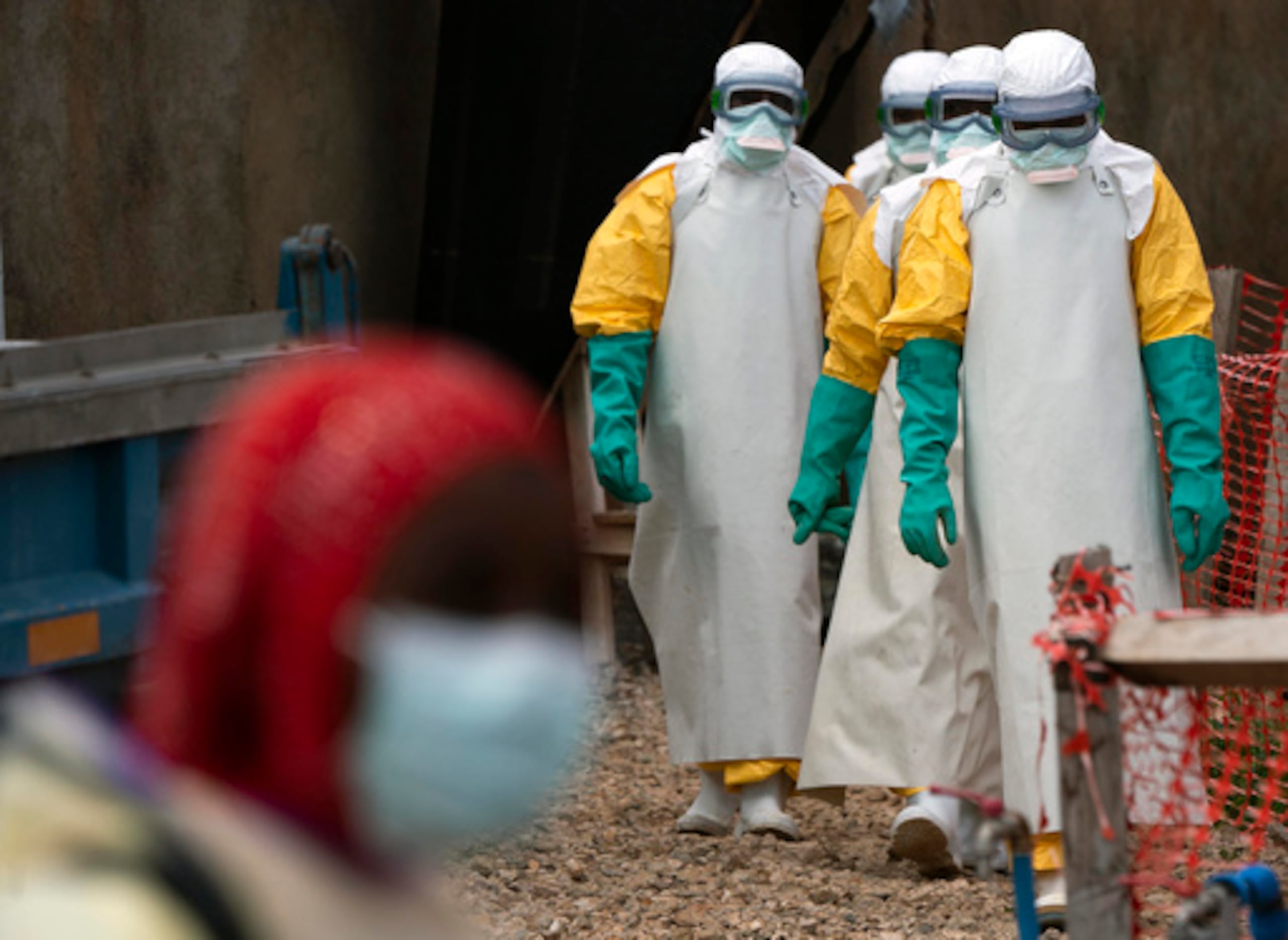 Personal médico en Congo lucha contra el Ébola.
