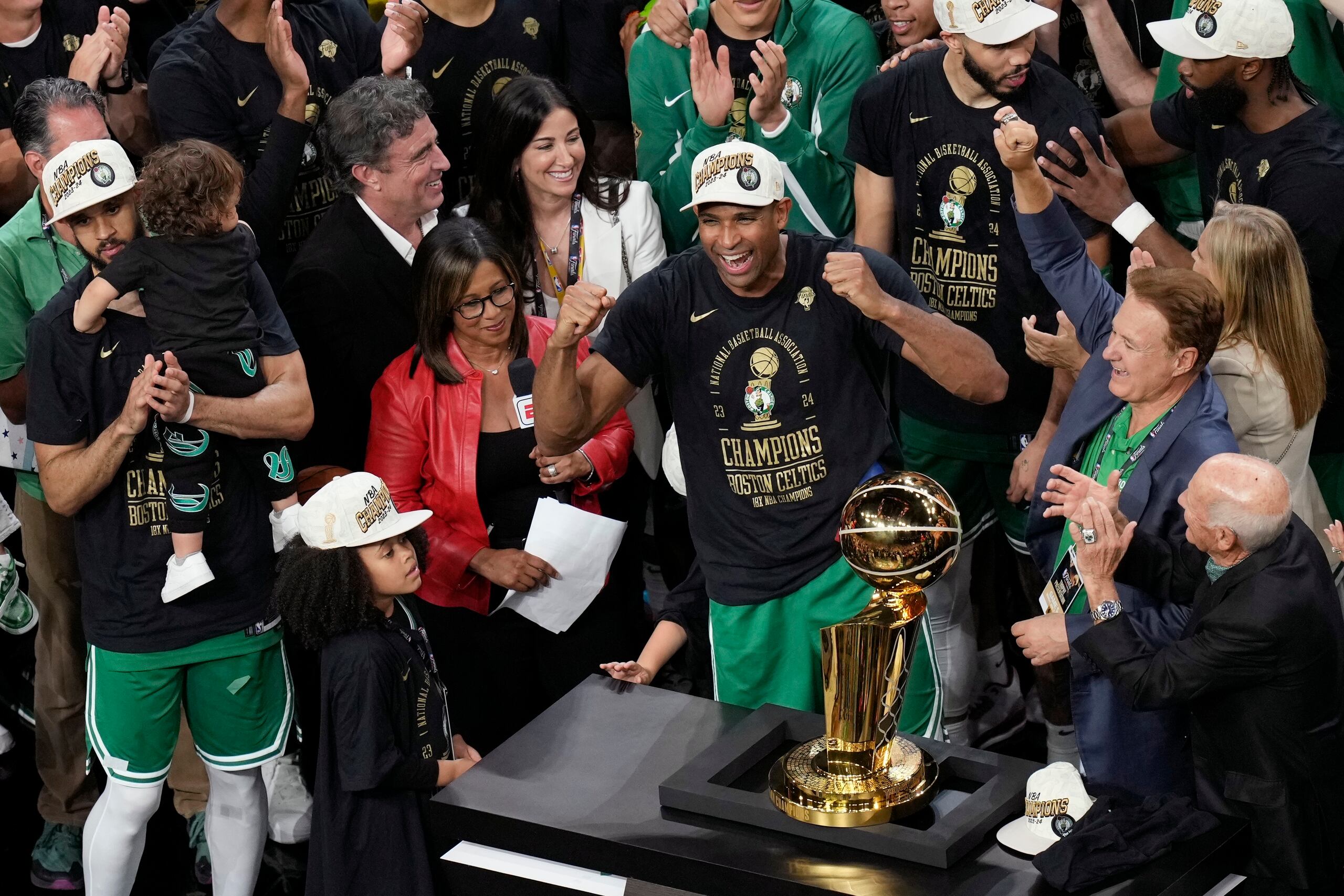 Al Horford, centro, de los Boston Celtics, celebra tras derrotar a los Dallas Mavericks en el Juego 5 de la final de baloncesto de la NBA