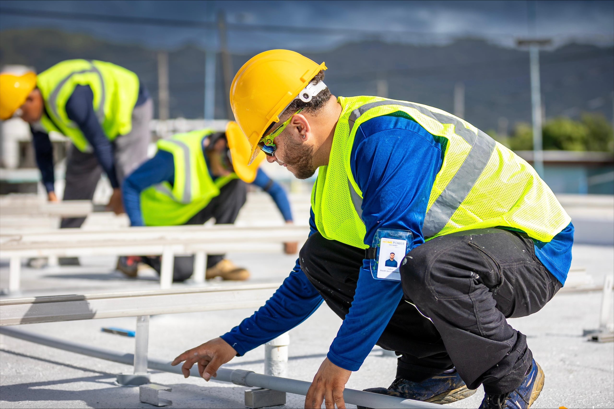 Las placas solares no se instalan demasiado elevadas para protegerlas del viento.