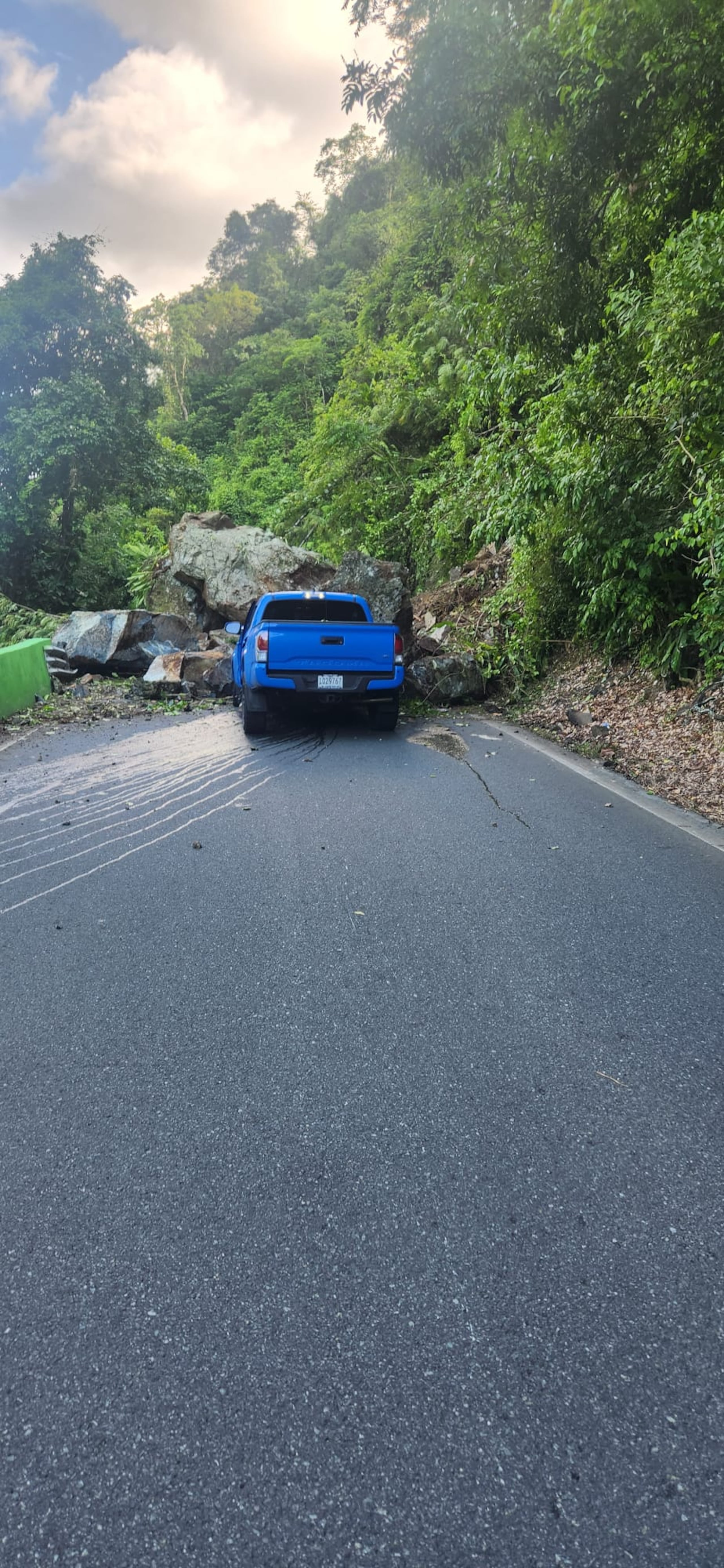 La carretera PR-167 en el kilómetro 4.9 está cerrada al tránsito debido a un derrumbe, en el barrio Doña Elena, en Comerío donde una enorme roca cayó sobre una guagua.