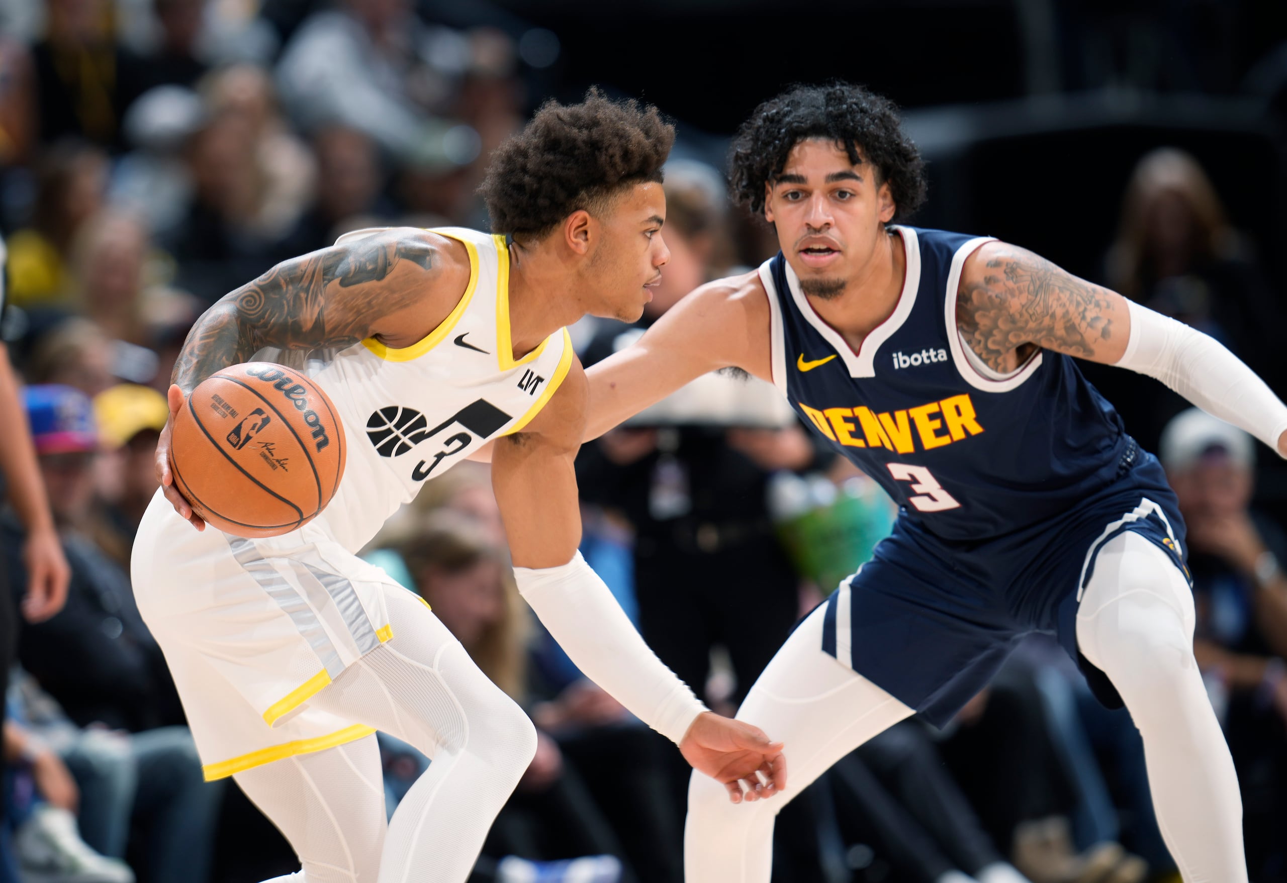 Julian Strawther aparece en esta foto de archivo en plena gestión defensiva.