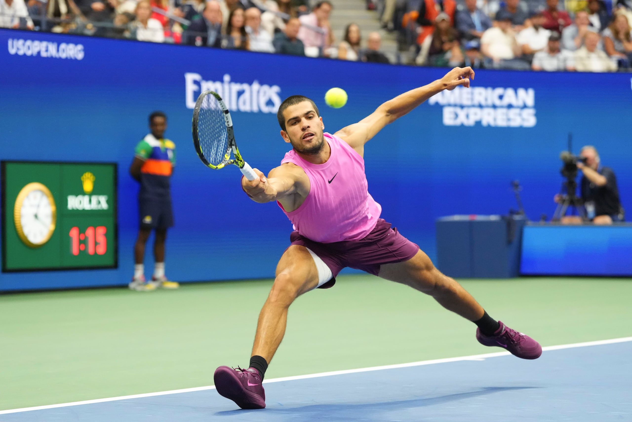 Carlos Alcaraz devuelve ante Jannik Sinner durante la final masculina del Abierto de Estados Unidos, el domingo 7 de septiembre de 2025, en Nueva York.