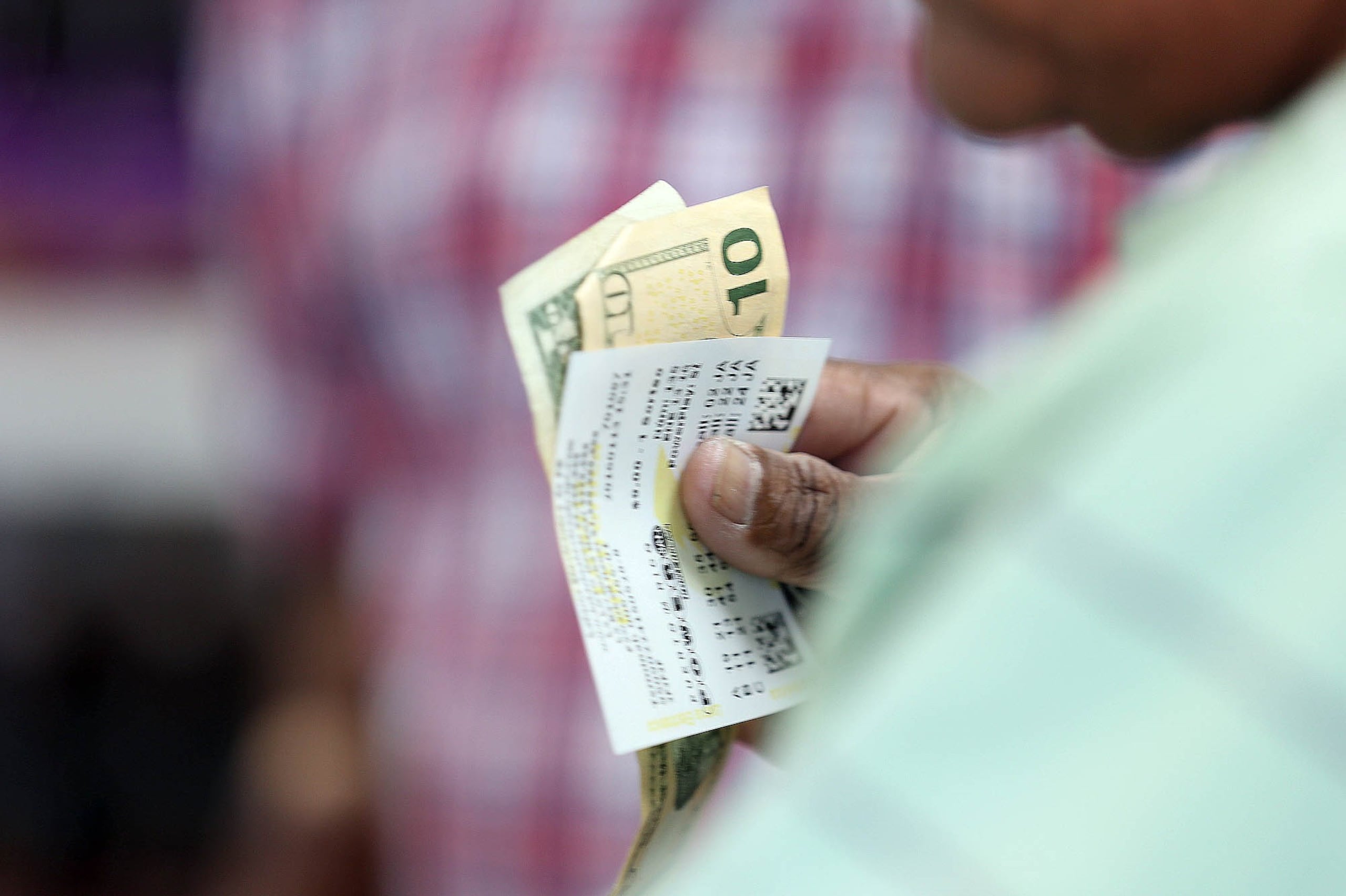 A media tarde, en varias filas para comprar boletos en negocios de San Juan, cada soñador de tener millones de dólares en sus cuentas tenía planes claros y particulares de cómo invertir el dinero,