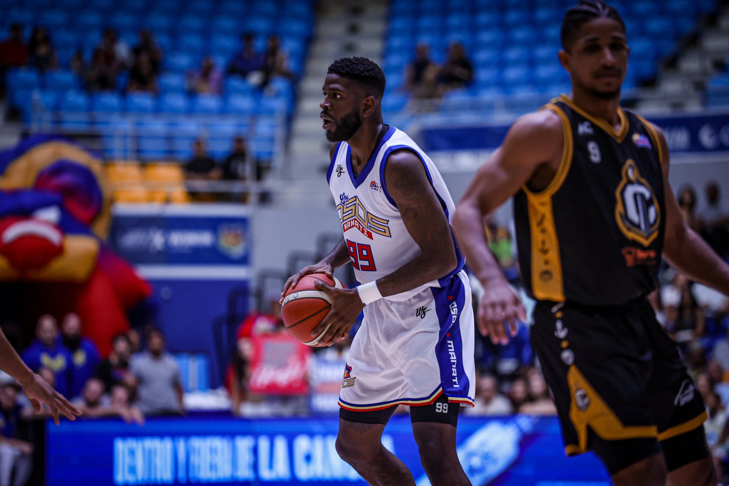 Jamil Wilson en el uniforme de los Osos de Manatí en la temporada 2024 del BSN.