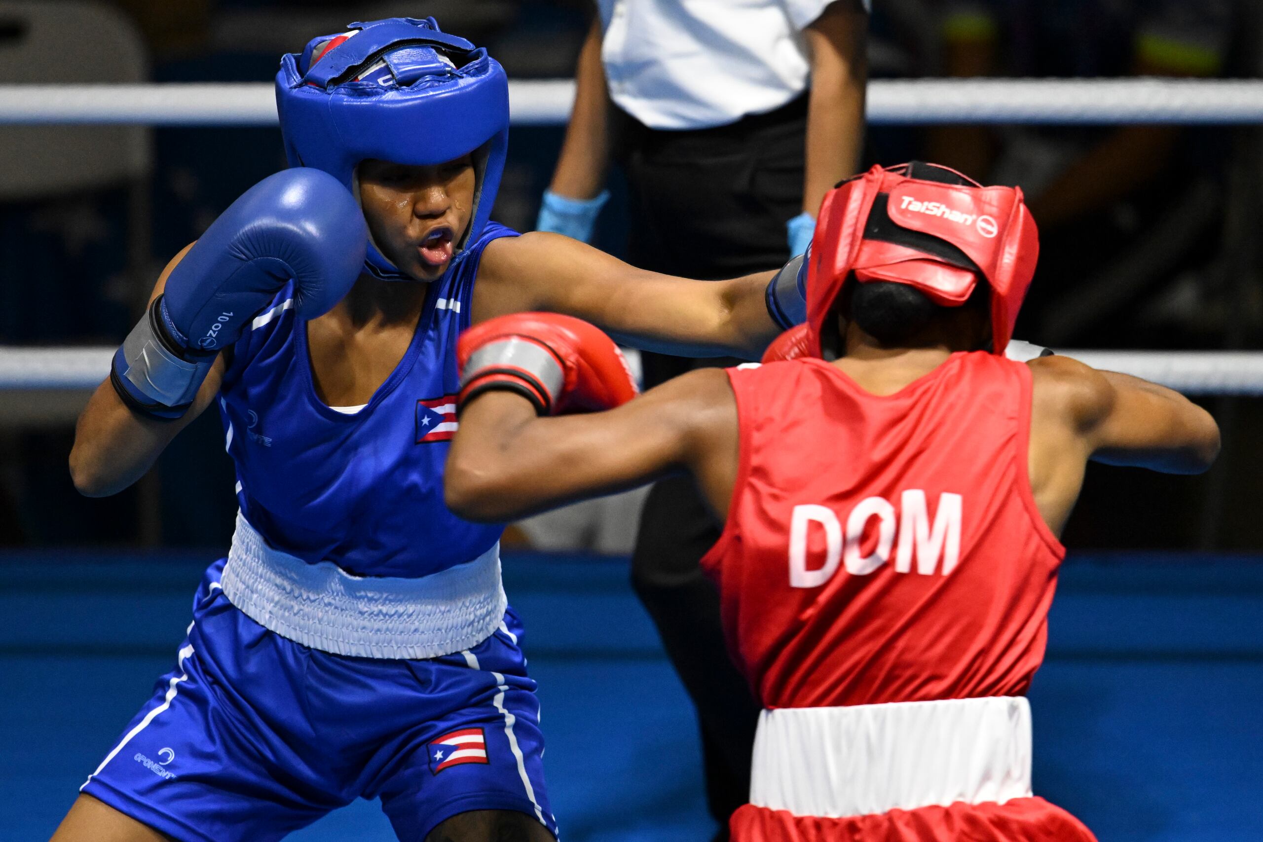 Krystal Soto (con el uniforme azul).