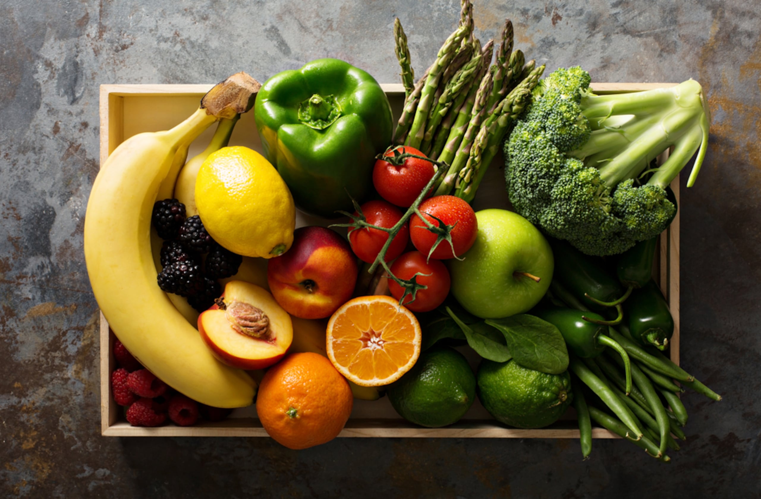 La recomendación es consumir una amplia variedad de alimentos de origen vegetal durante la semana, incluyendo frutas, vegetales, legumbres, hortalizas, granos enteros, nueces y semillas.