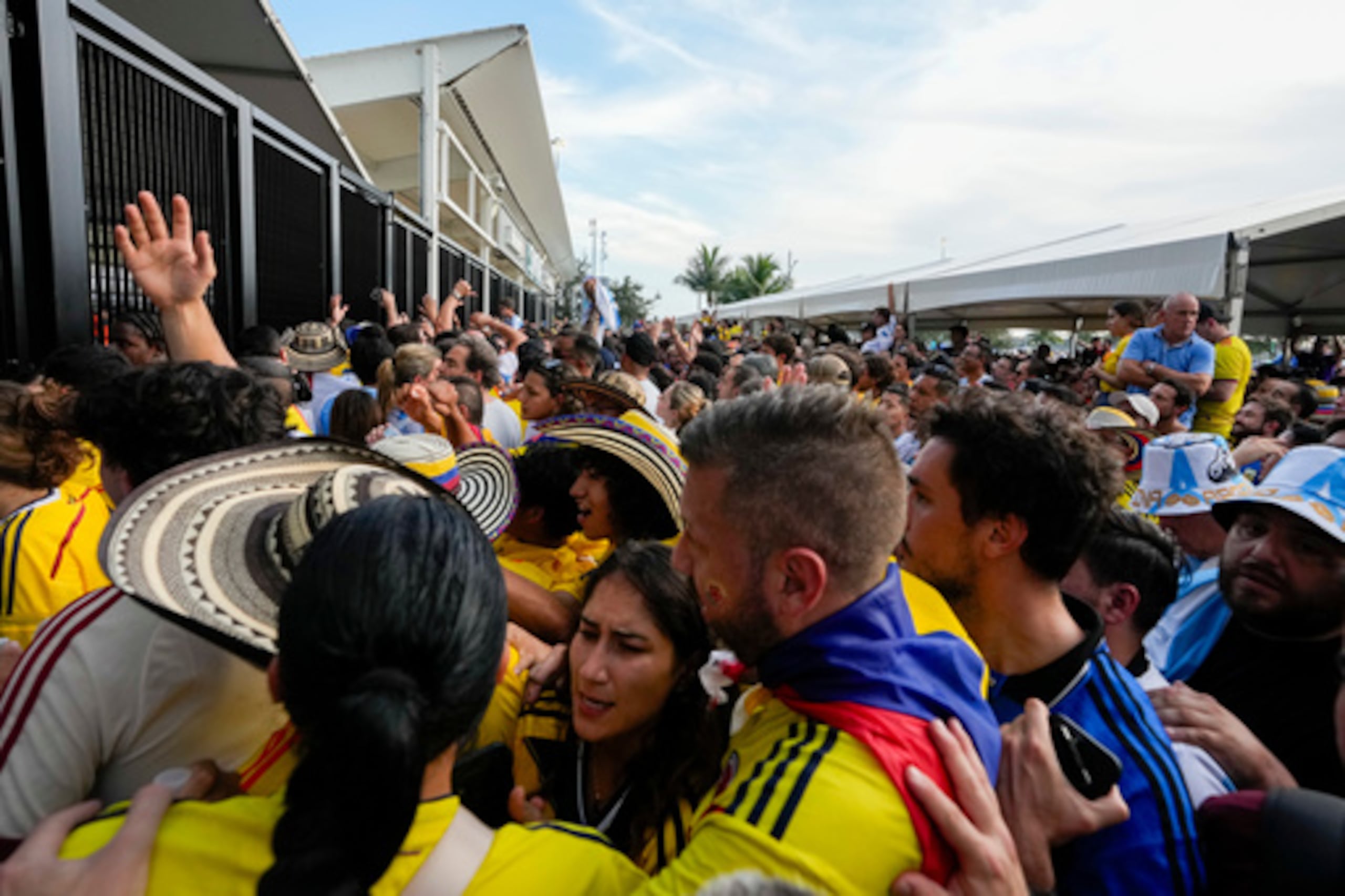 Los aficionados colombianos batallaron para entrar en el estadio antes de la final de la Copa América entre Argentina y Colombia, celebrada en Miami Gardens (Florida), el 14 de julio de 2024. (Foto AP/Lynne Sladky, archivo)