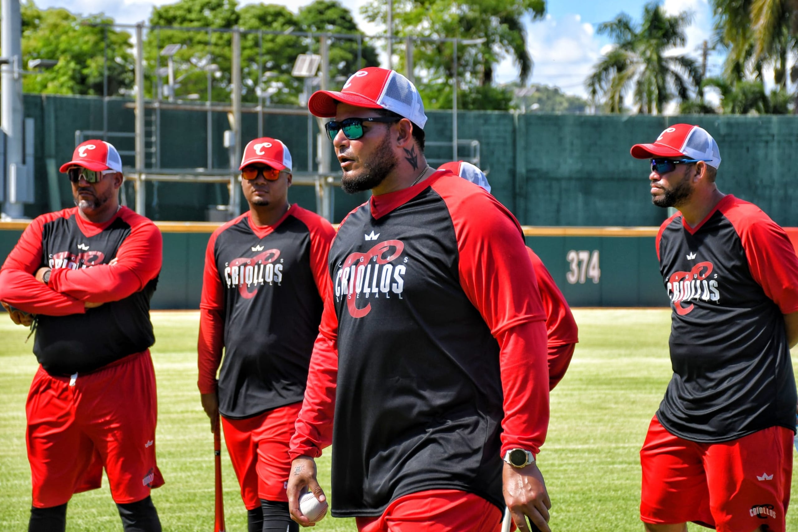 Yadier Molina habla con sus jugadores antes del práctica.