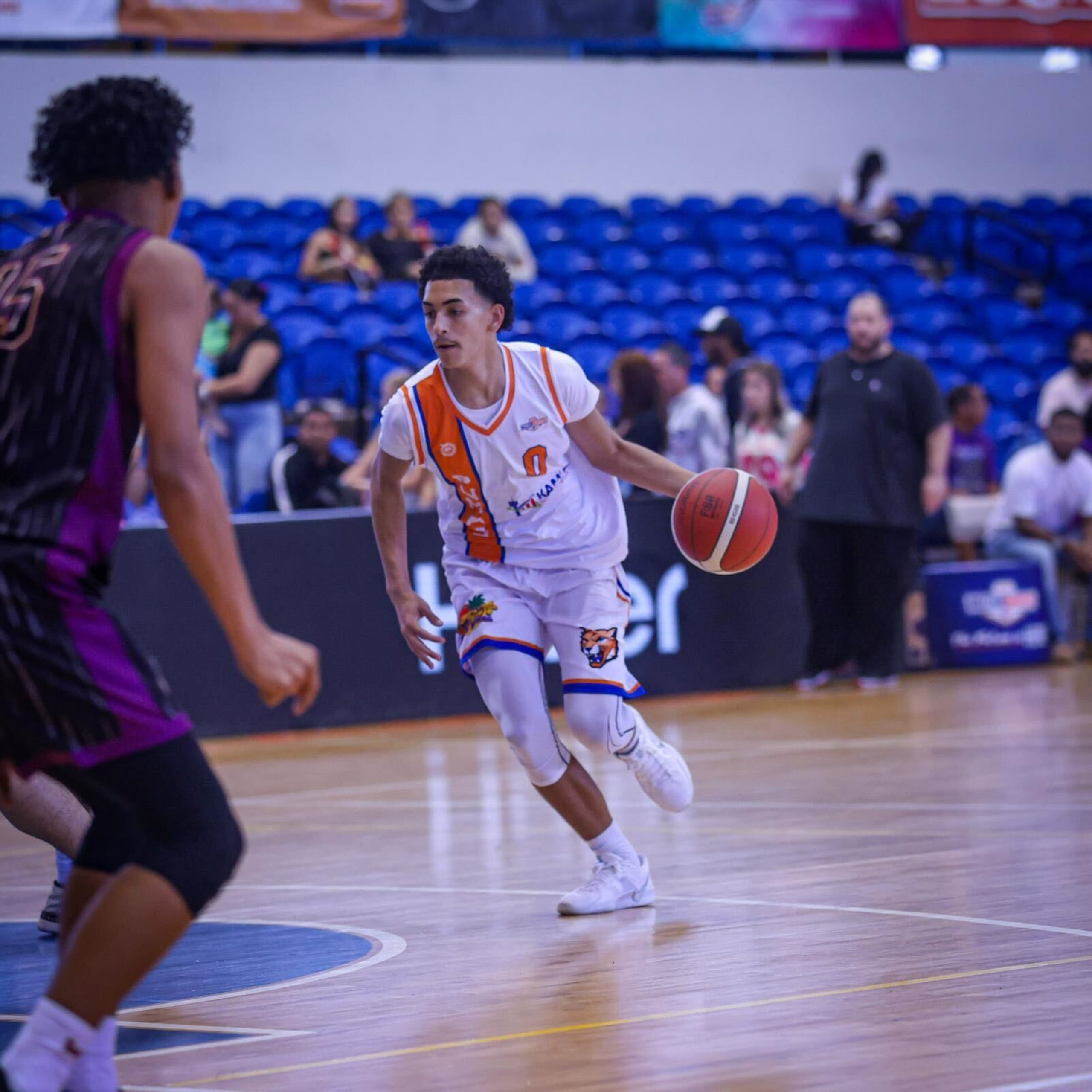 Darel Maldonado, Escuela Luis Muñoz Marín de Barranquitas, maneja el balón en el 'Elite Eight' del Top Ranked Buzzer Beater.