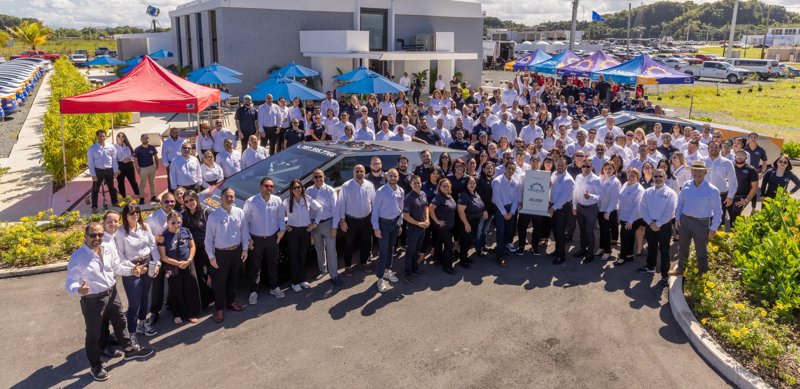 Vendedores y gerentes de WindMar Home en las instalaciones de Sabana Seca.