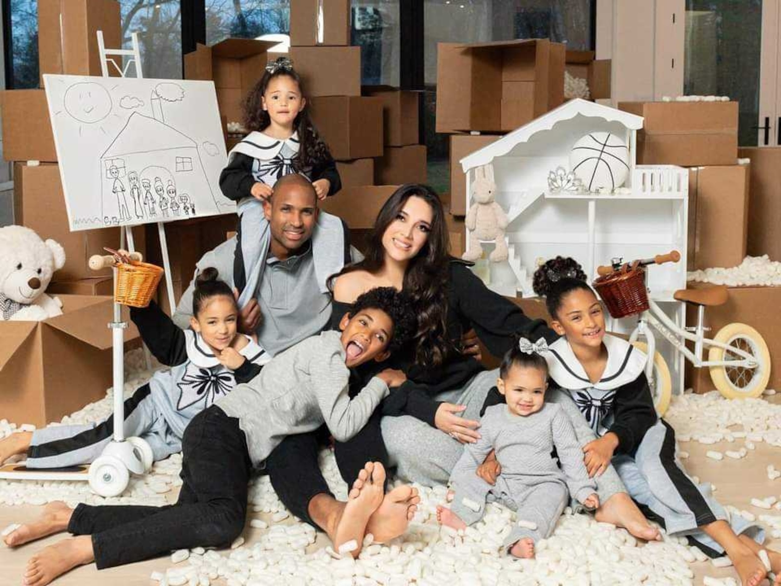 Amelia Vega y Al Horford junto a su familia.